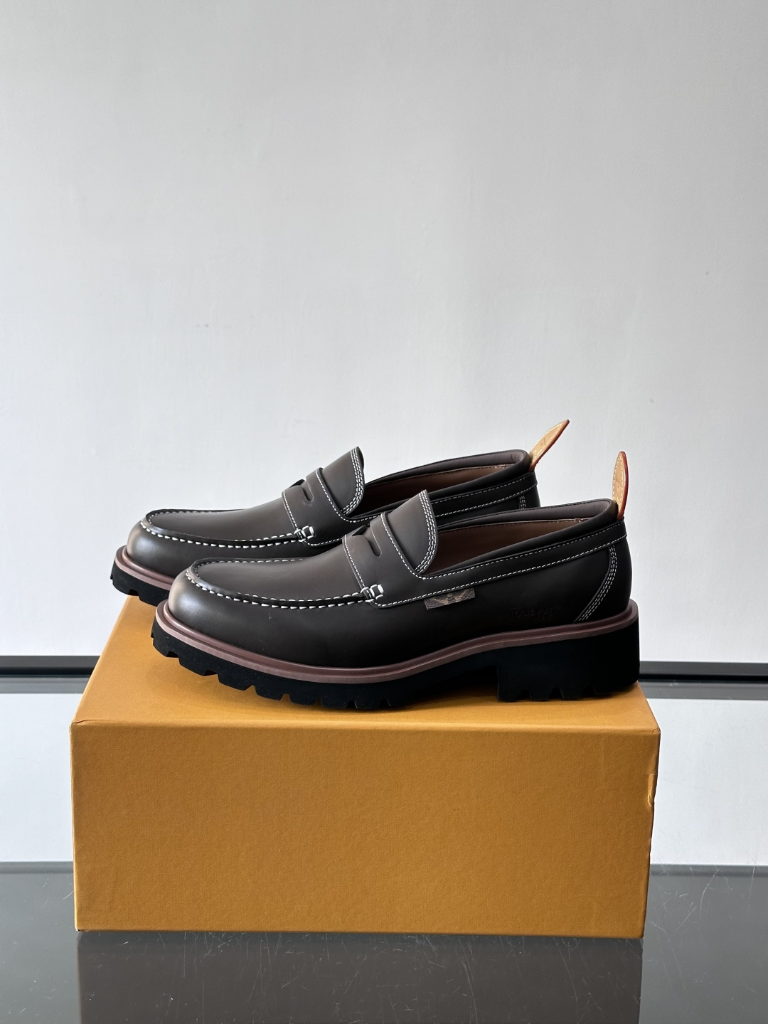 LV moments新款乐福鞋，选用优质皮革，鞋面光滑细腻，白色缝线点缀，精致感满满✨。厚橡胶鞋底+防滑