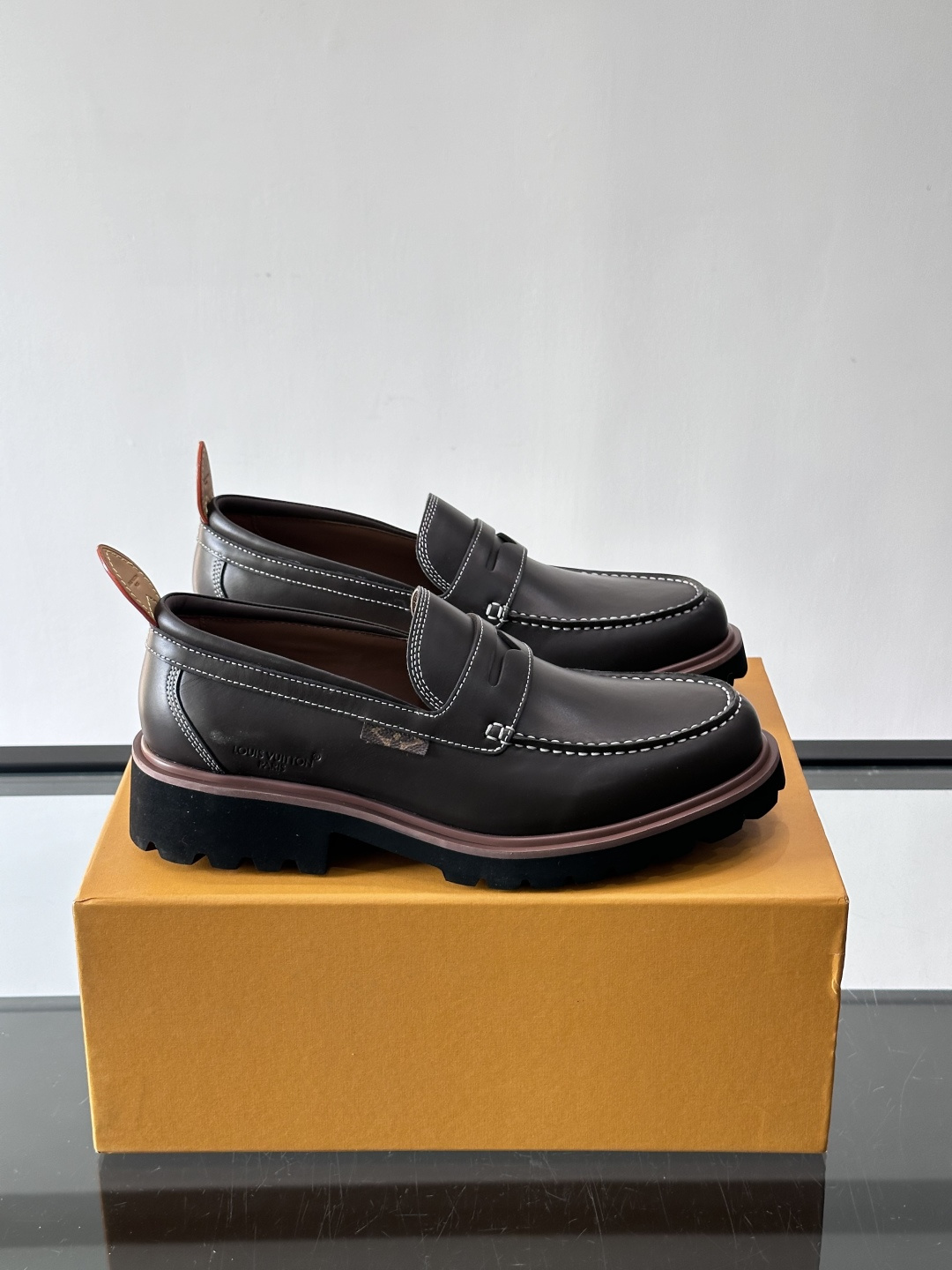 LV moments新款乐福鞋，选用优质皮革，鞋面光滑细腻，白色缝线点缀，精致感满满✨。厚橡胶鞋底+防滑