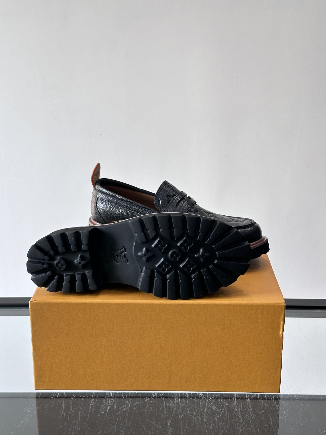 LV moments新款乐福鞋，选用优质皮革，鞋面光滑细腻，白色缝线点缀，精致感满满✨。厚橡胶鞋底+防滑