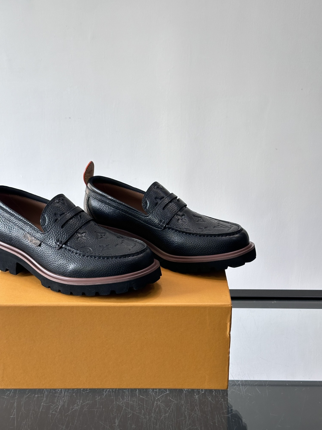 LV moments新款乐福鞋，选用优质皮革，鞋面光滑细腻，白色缝线点缀，精致感满满✨。厚橡胶鞋底+防滑