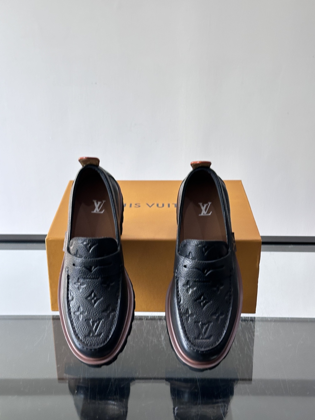 LV moments新款乐福鞋，选用优质皮革，鞋面光滑细腻，白色缝线点缀，精致感满满✨。厚橡胶鞋底+防滑