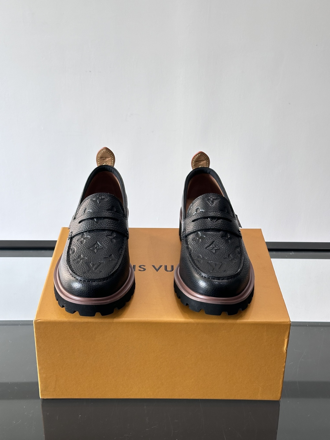 LV moments新款乐福鞋，选用优质皮革，鞋面光滑细腻，白色缝线点缀，精致感满满✨。厚橡胶鞋底+防滑