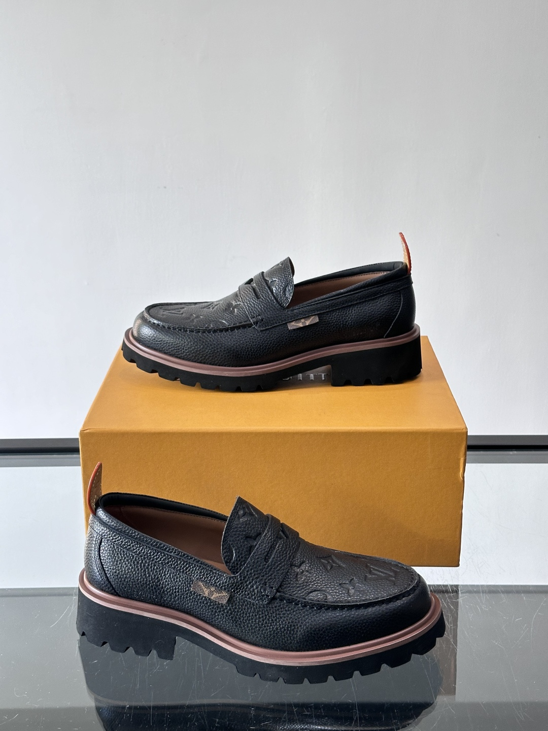 LV moments新款乐福鞋，选用优质皮革，鞋面光滑细腻，白色缝线点缀，精致感满满✨。厚橡胶鞋底+防滑