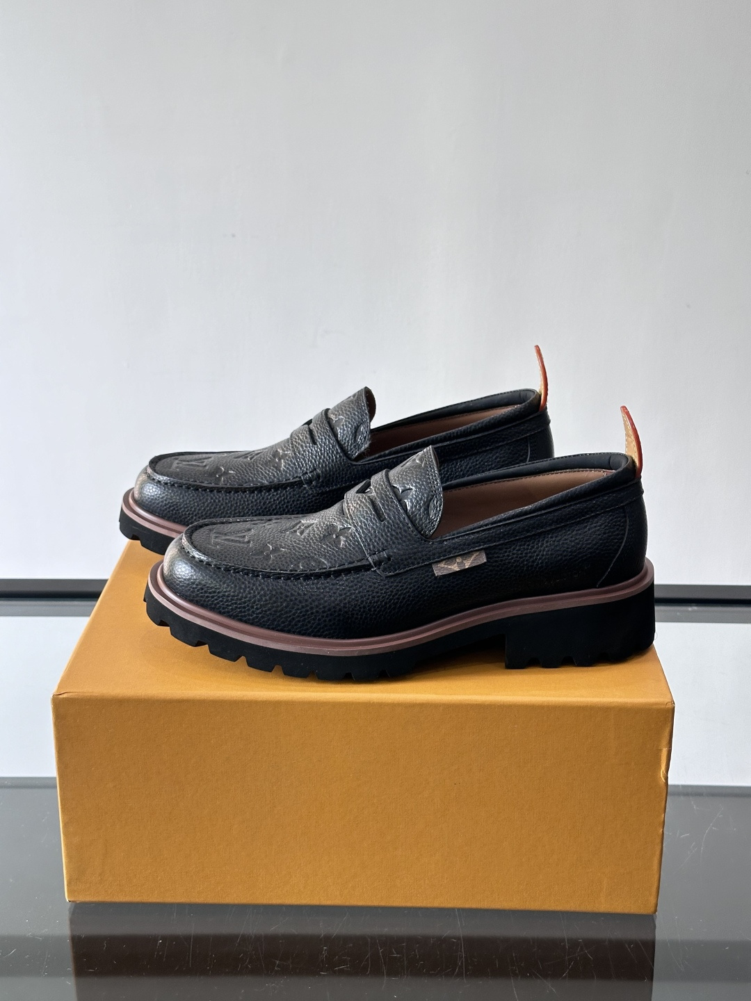 LV moments新款乐福鞋，选用优质皮革，鞋面光滑细腻，白色缝线点缀，精致感满满✨。厚橡胶鞋底+防滑