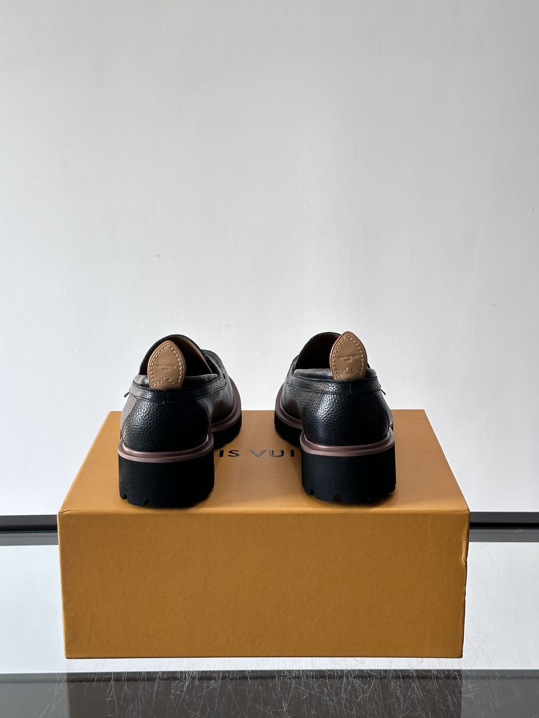 LV moments新款乐福鞋，选用优质皮革，鞋面光滑细腻，白色缝线点缀，精致感满满✨。厚橡胶鞋底+防滑