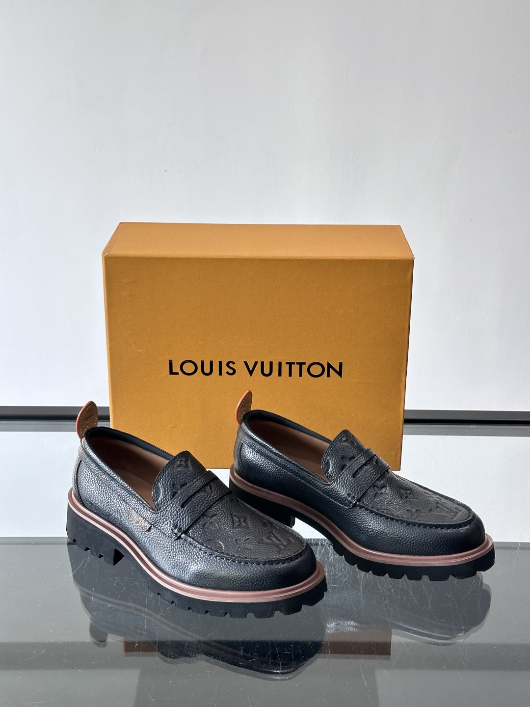 LV moments新款乐福鞋，选用优质皮革，鞋面光滑细腻，白色缝线点缀，精致感满满✨。厚橡胶鞋底+防滑