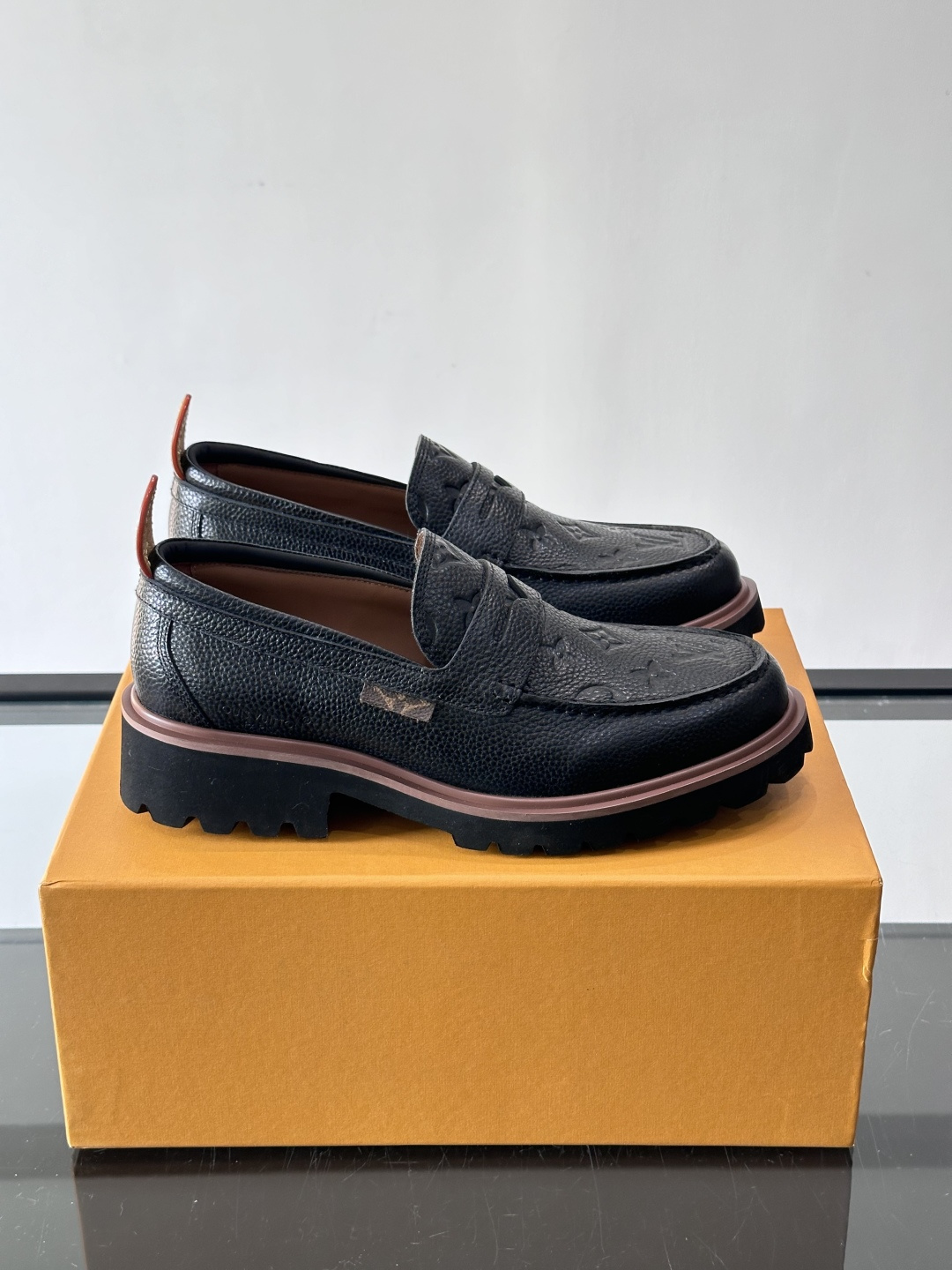 LV moments新款乐福鞋，选用优质皮革，鞋面光滑细腻，白色缝线点缀，精致感满满✨。厚橡胶鞋底+防滑