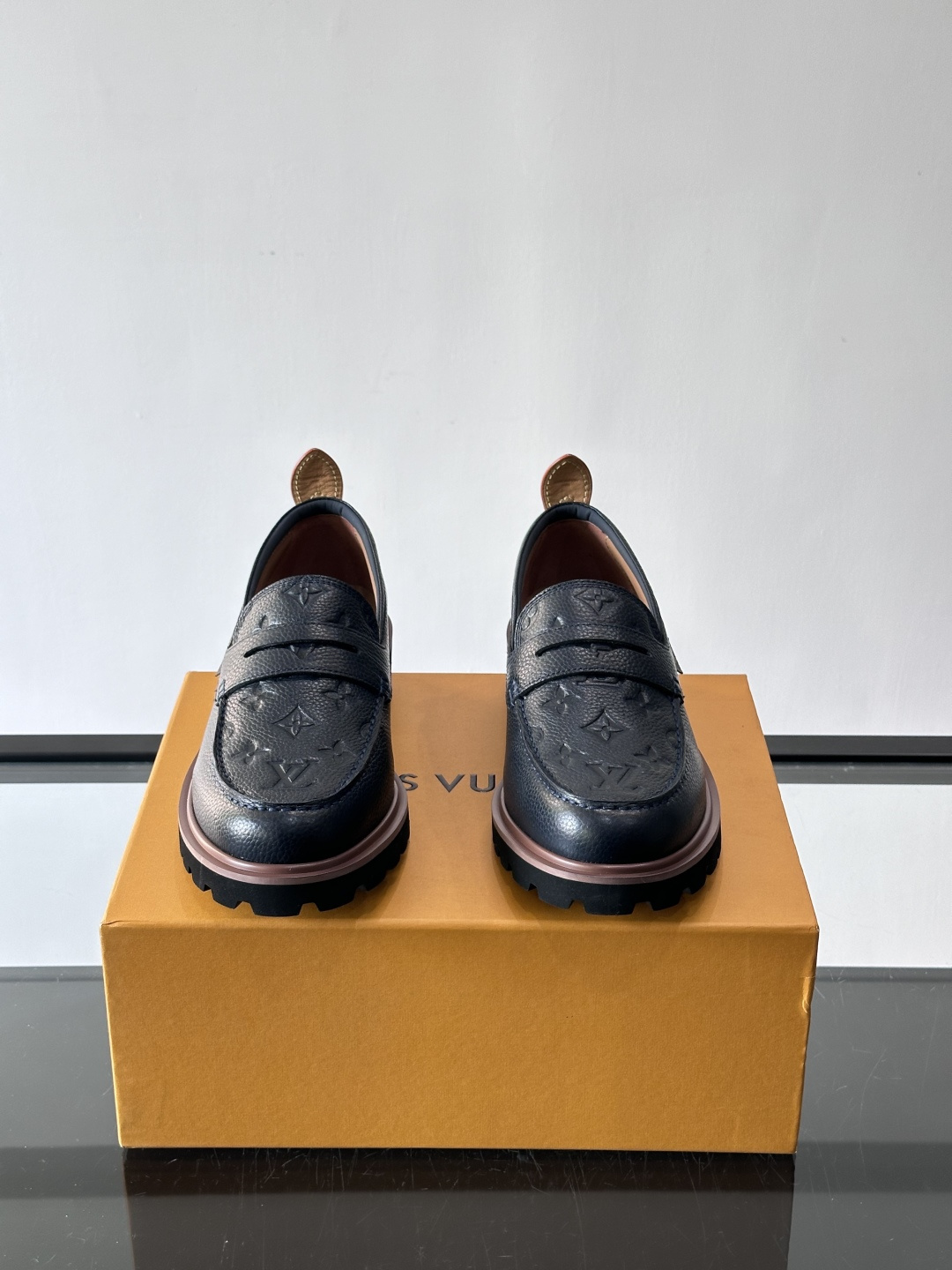 LV moments新款乐福鞋，选用优质皮革，鞋面光滑细腻，白色缝线点缀，精致感满满✨。厚橡胶鞋底+防滑