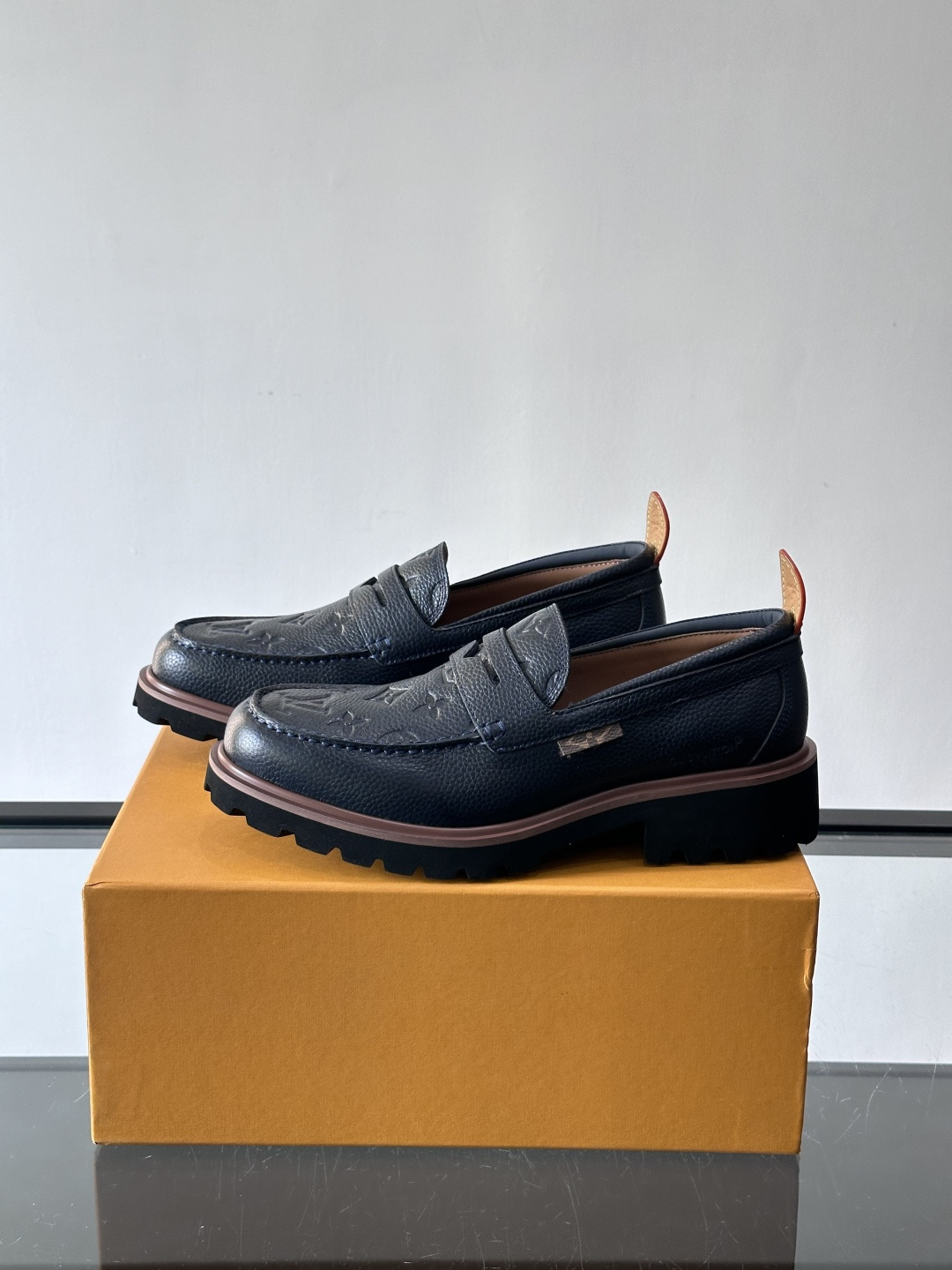 LV moments新款乐福鞋，选用优质皮革，鞋面光滑细腻，白色缝线点缀，精致感满满✨。厚橡胶鞋底+防滑