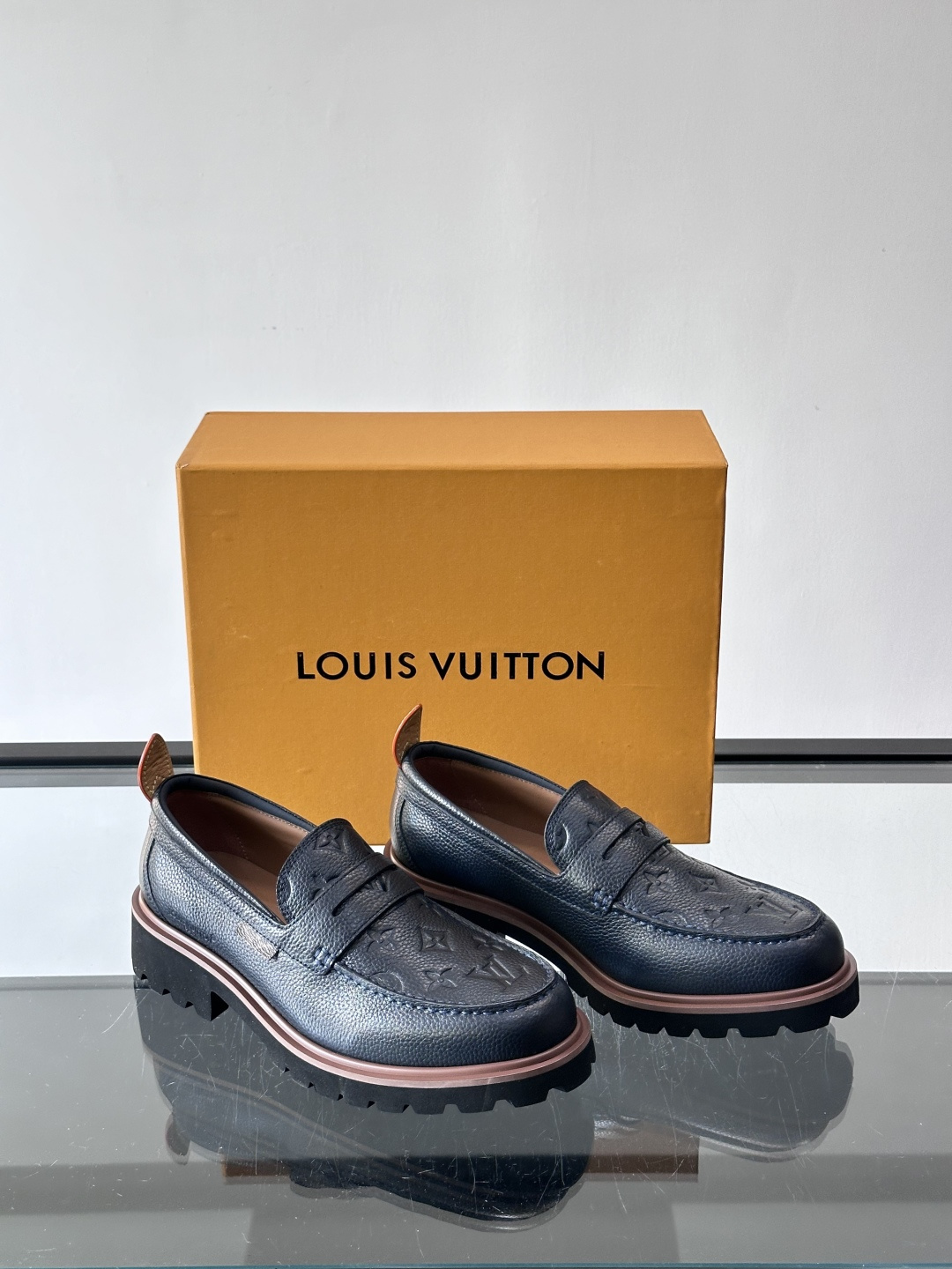 LV moments新款乐福鞋，选用优质皮革，鞋面光滑细腻，白色缝线点缀，精致感满满✨。厚橡胶鞋底+防滑