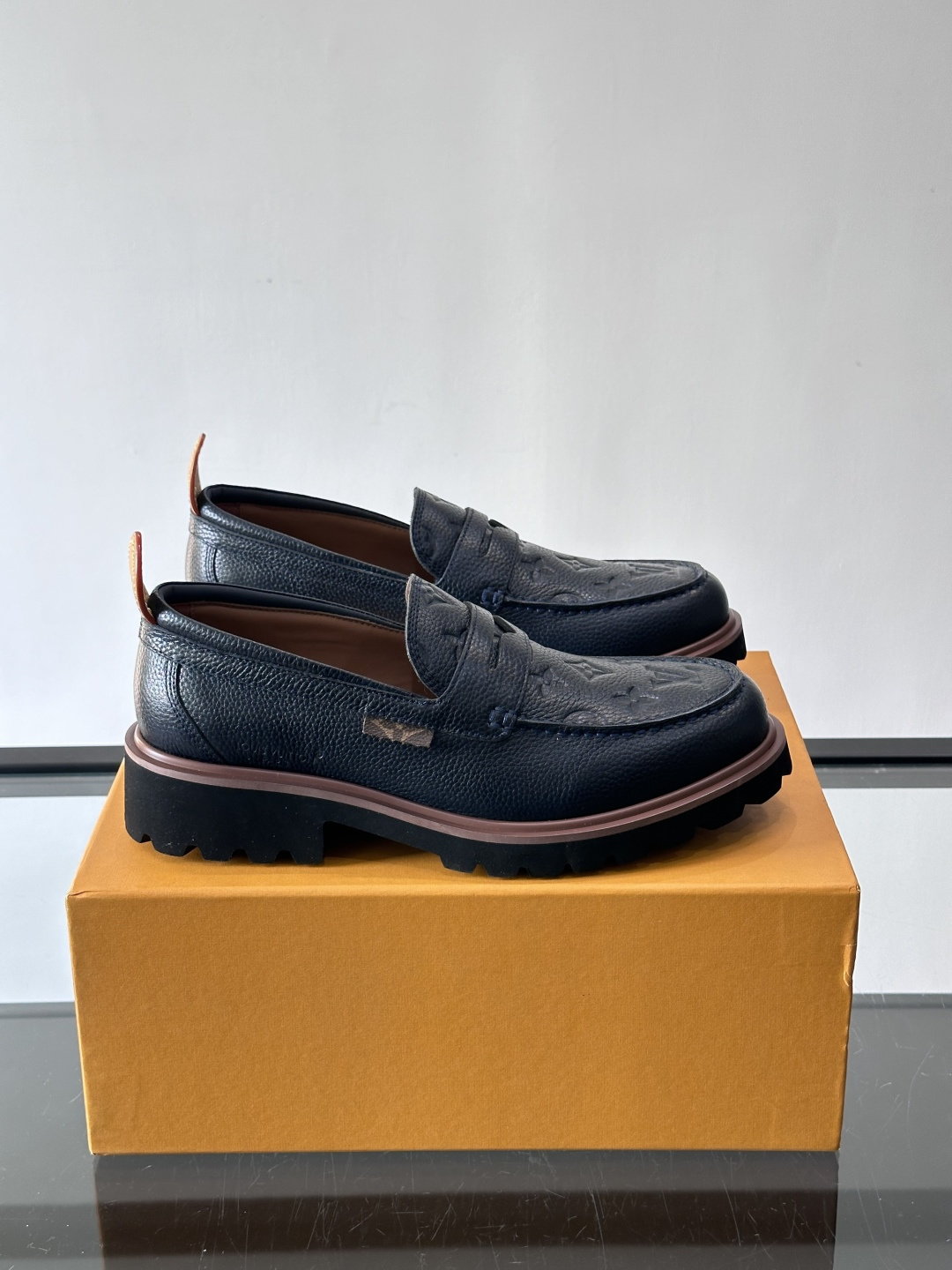 LV moments新款乐福鞋，选用优质皮革，鞋面光滑细腻，白色缝线点缀，精致感满满✨。厚橡胶鞋底+防滑