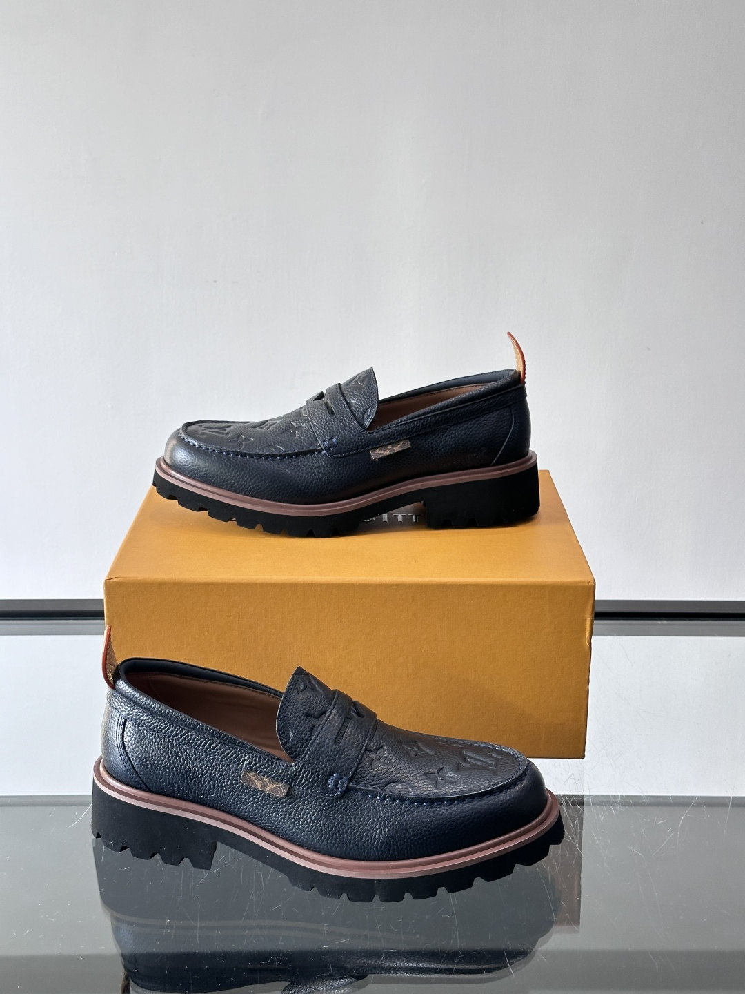 LV moments新款乐福鞋，选用优质皮革，鞋面光滑细腻，白色缝线点缀，精致感满满✨。厚橡胶鞋底+防滑