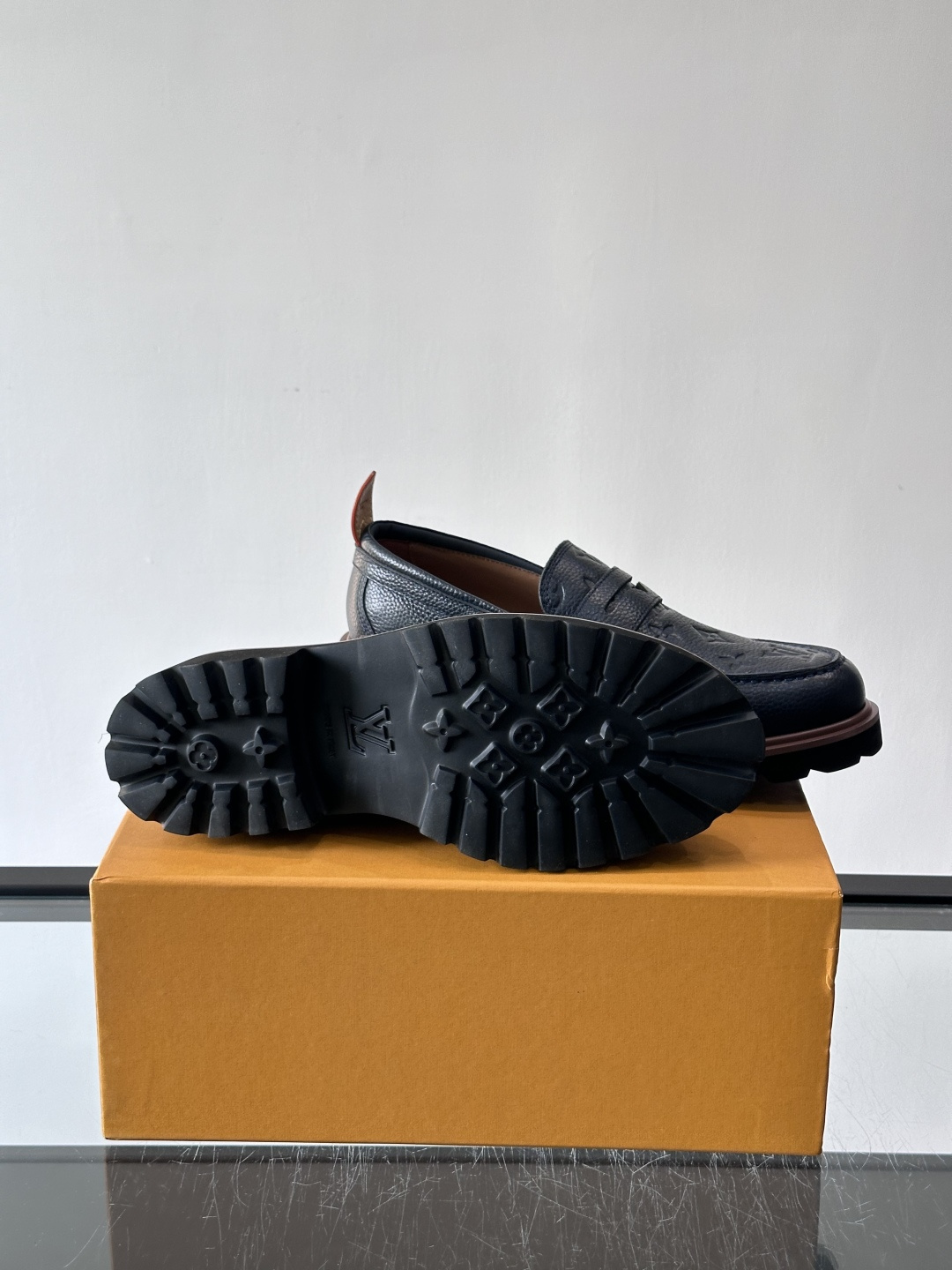 LV moments新款乐福鞋，选用优质皮革，鞋面光滑细腻，白色缝线点缀，精致感满满✨。厚橡胶鞋底+防滑