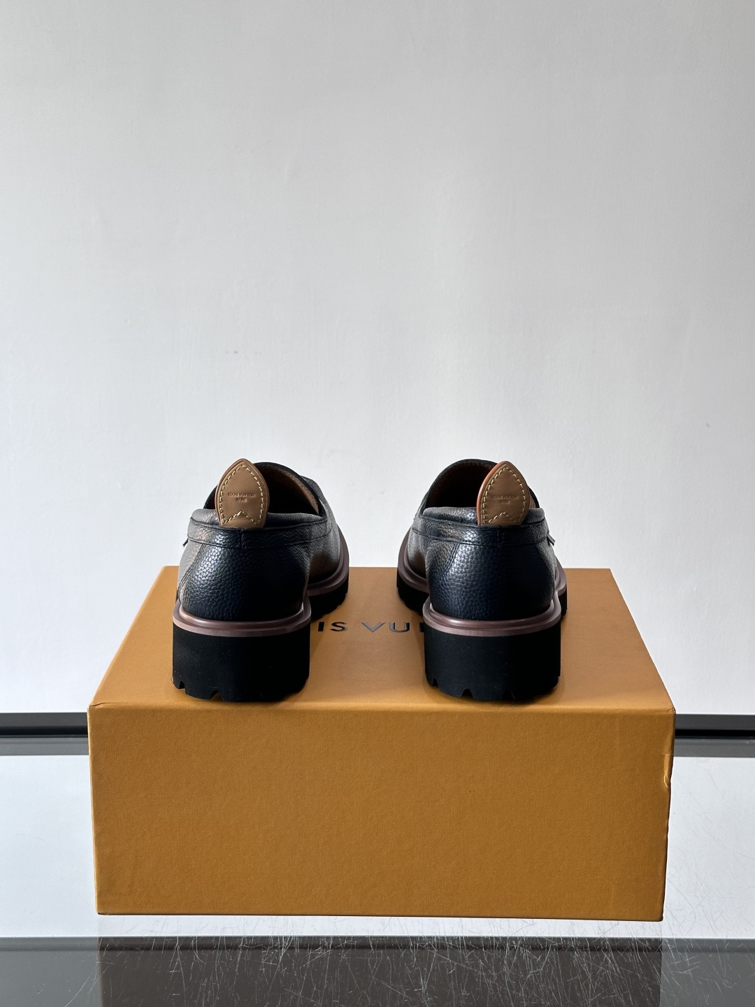 LV moments新款乐福鞋，选用优质皮革，鞋面光滑细腻，白色缝线点缀，精致感满满✨。厚橡胶鞋底+防滑