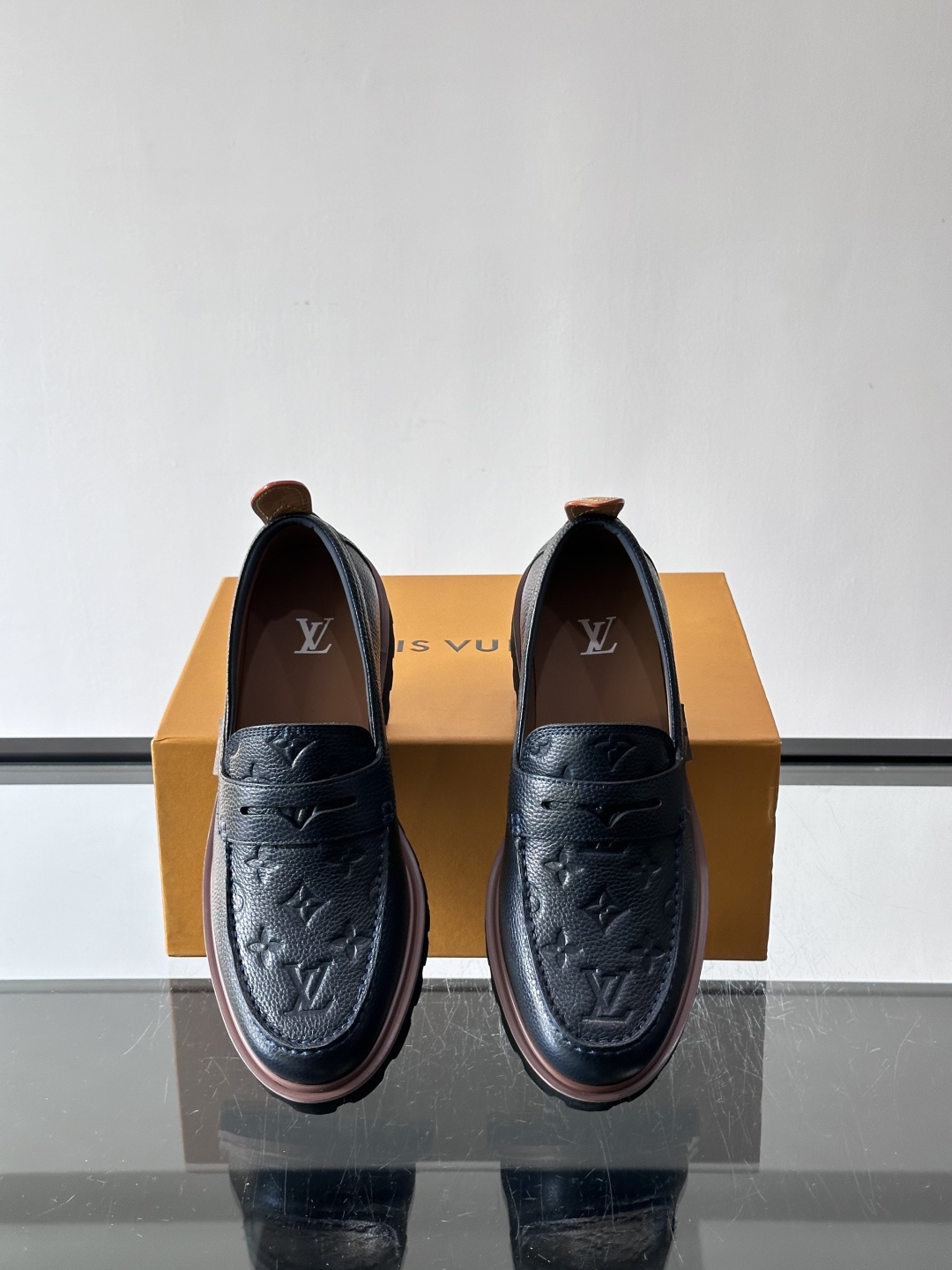 LV moments新款乐福鞋，选用优质皮革，鞋面光滑细腻，白色缝线点缀，精致感满满✨。厚橡胶鞋底+防滑