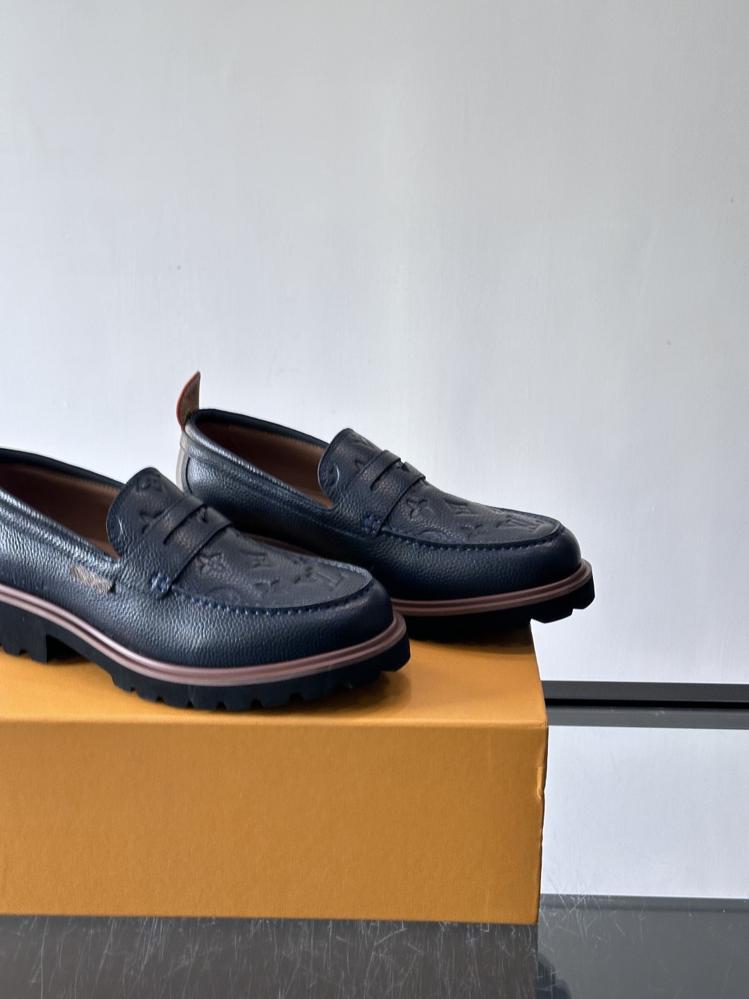 LV moments新款乐福鞋，选用优质皮革，鞋面光滑细腻，白色缝线点缀，精致感满满✨。厚橡胶鞋底+防滑