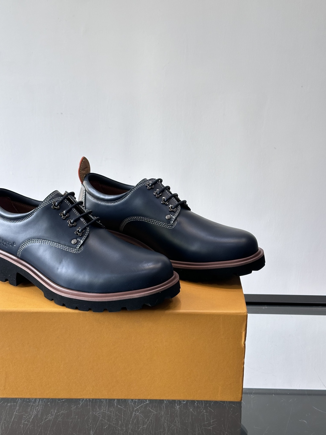 LV moments新款乐福鞋，选用优质皮革，鞋面光滑细腻，白色缝线点缀，精致感满满✨。厚橡胶鞋底+防滑