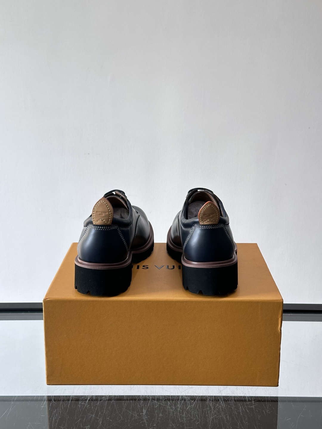 LV moments新款乐福鞋，选用优质皮革，鞋面光滑细腻，白色缝线点缀，精致感满满✨。厚橡胶鞋底+防滑