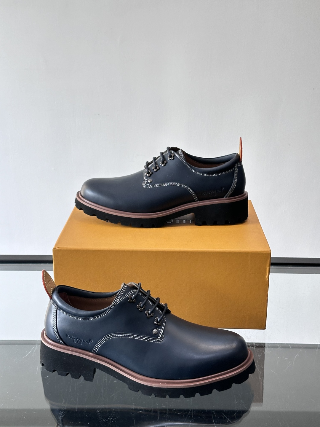 LV moments新款乐福鞋，选用优质皮革，鞋面光滑细腻，白色缝线点缀，精致感满满✨。厚橡胶鞋底+防滑