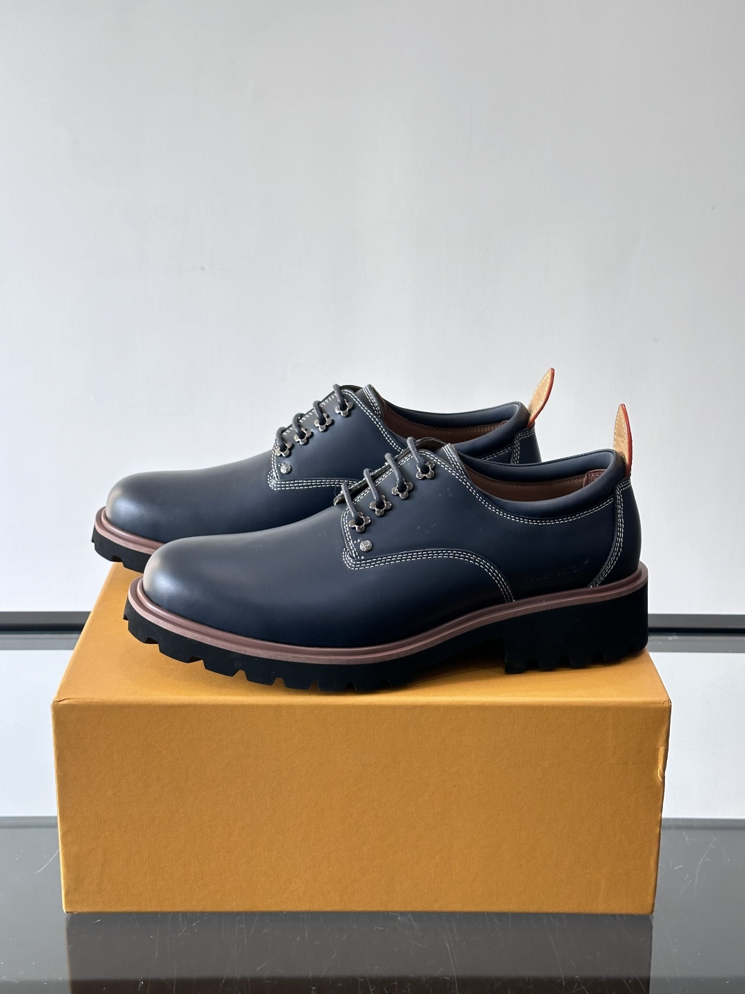 LV moments新款乐福鞋，选用优质皮革，鞋面光滑细腻，白色缝线点缀，精致感满满✨。厚橡胶鞋底+防滑