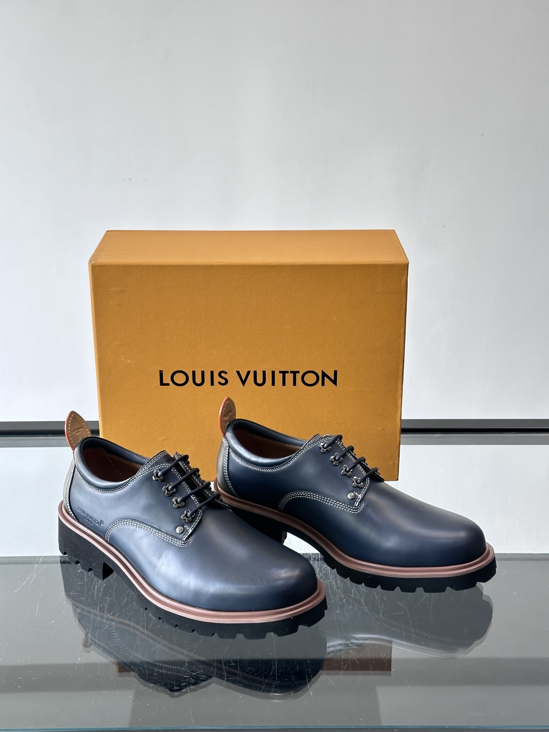 LV moments新款乐福鞋，选用优质皮革，鞋面光滑细腻，白色缝线点缀，精致感满满✨。厚橡胶鞋底+防滑