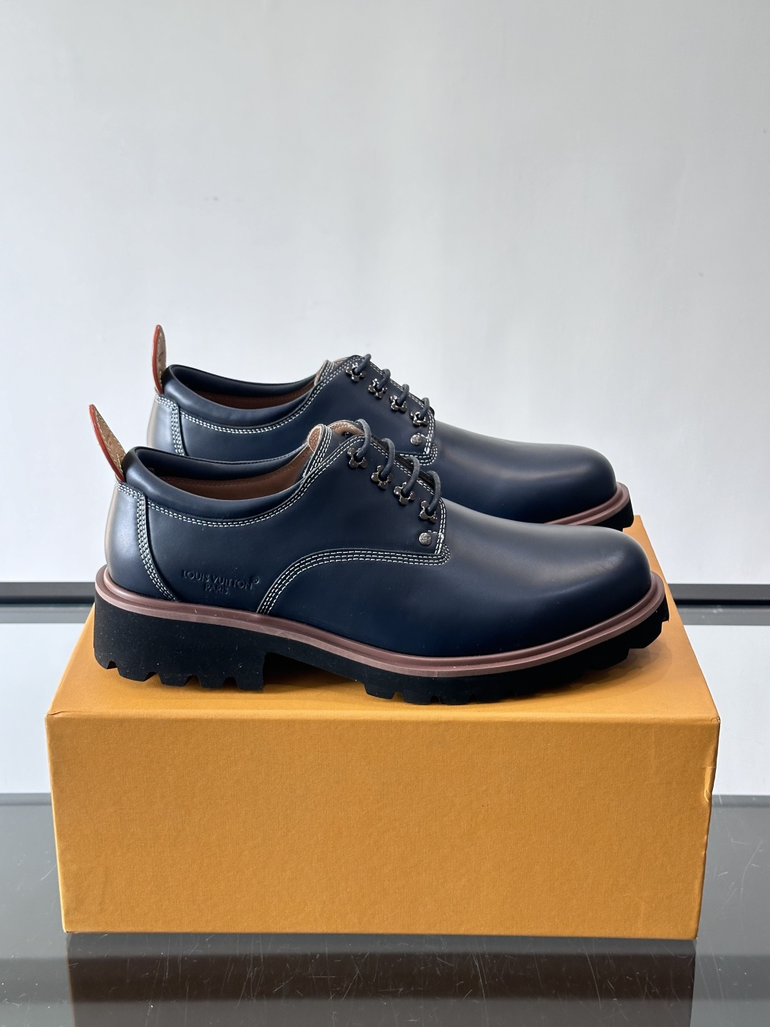 LV moments新款乐福鞋，选用优质皮革，鞋面光滑细腻，白色缝线点缀，精致感满满✨。厚橡胶鞋底+防滑