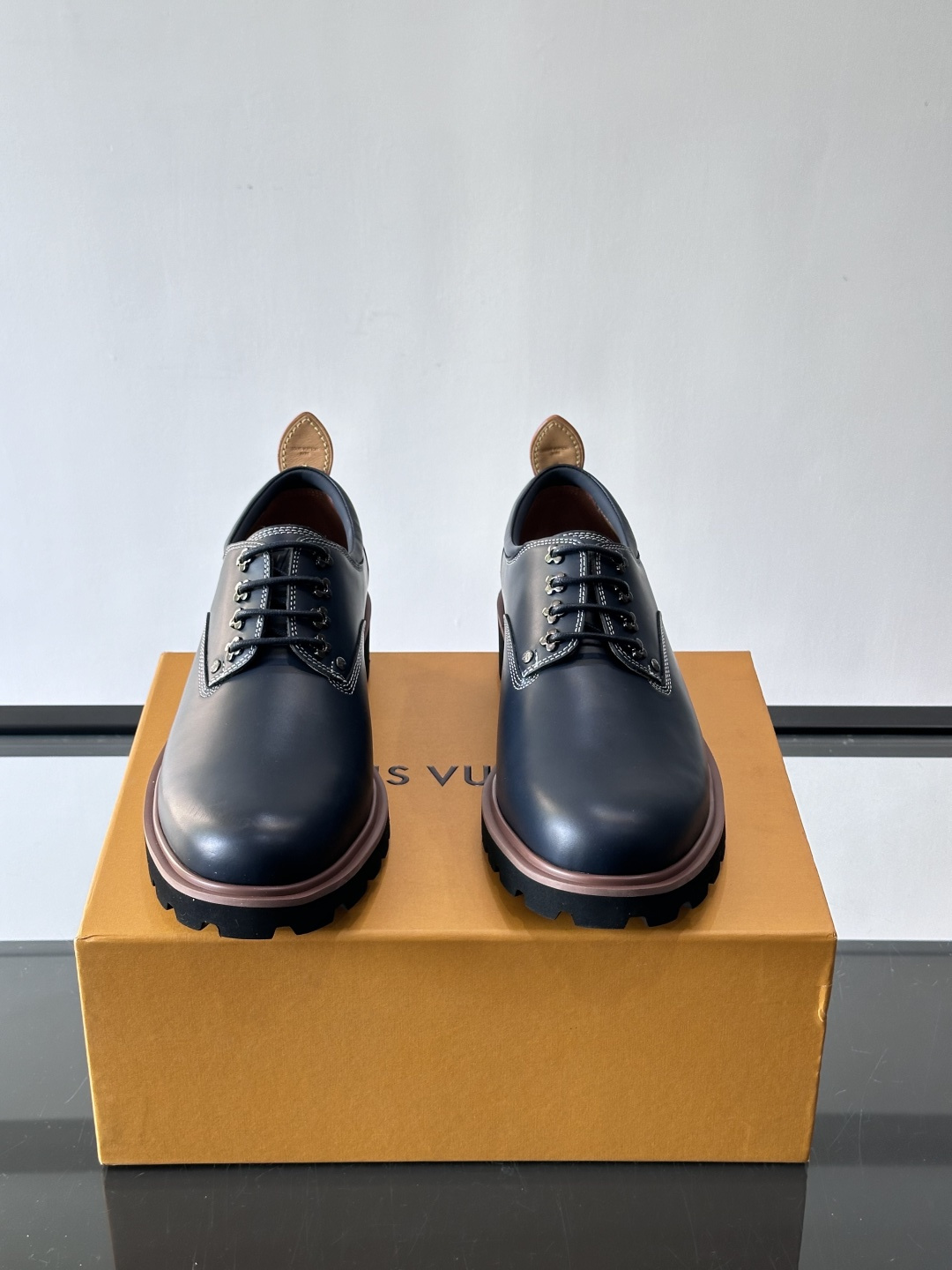 LV moments新款乐福鞋，选用优质皮革，鞋面光滑细腻，白色缝线点缀，精致感满满✨。厚橡胶鞋底+防滑