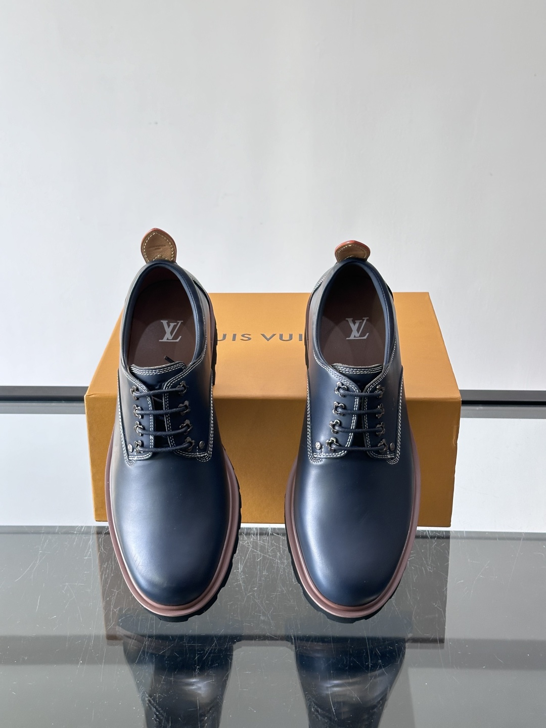 LV moments新款乐福鞋，选用优质皮革，鞋面光滑细腻，白色缝线点缀，精致感满满✨。厚橡胶鞋底+防滑