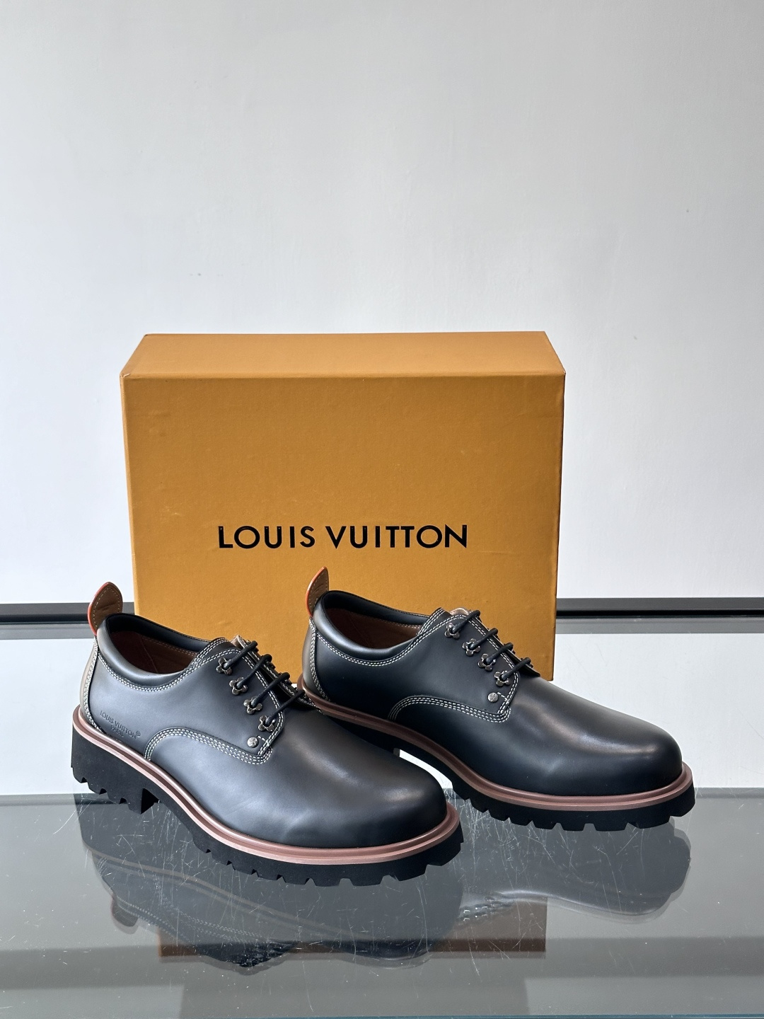 LV moments新款乐福鞋，选用优质皮革，鞋面光滑细腻，白色缝线点缀，精致感满满✨。厚橡胶鞋底+防滑