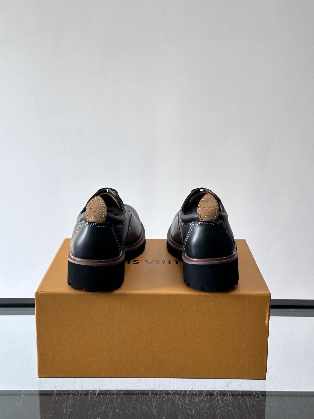 LV moments新款乐福鞋，选用优质皮革，鞋面光滑细腻，白色缝线点缀，精致感满满✨。厚橡胶鞋底+防滑