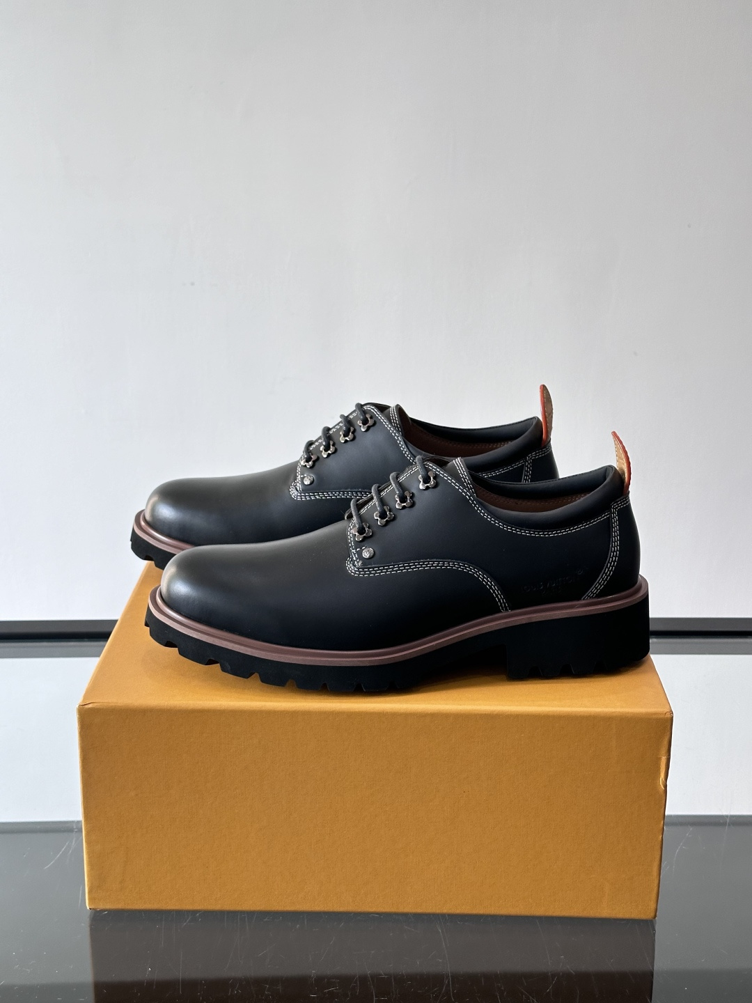 LV moments新款乐福鞋，选用优质皮革，鞋面光滑细腻，白色缝线点缀，精致感满满✨。厚橡胶鞋底+防滑