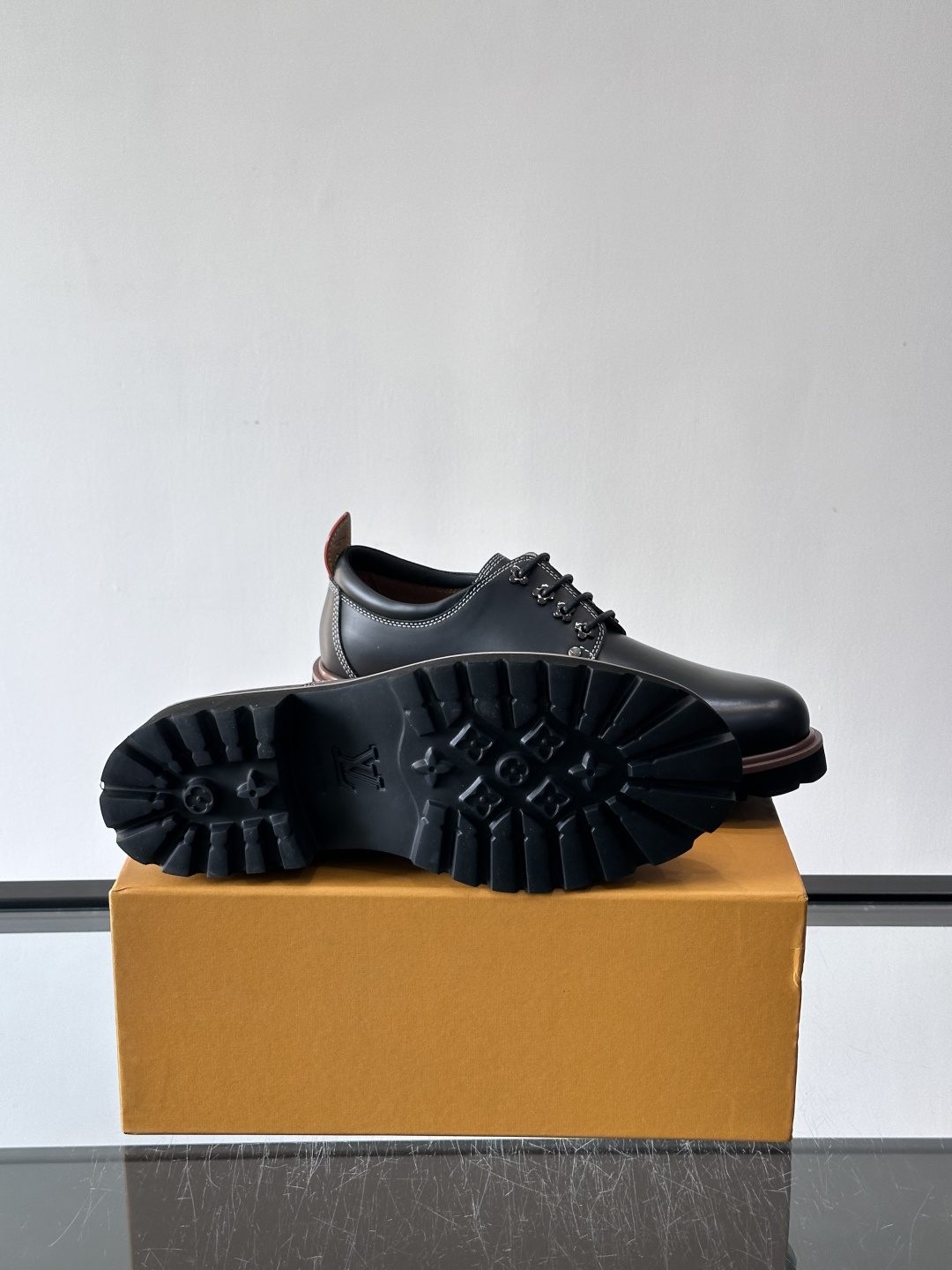 LV moments新款乐福鞋，选用优质皮革，鞋面光滑细腻，白色缝线点缀，精致感满满✨。厚橡胶鞋底+防滑