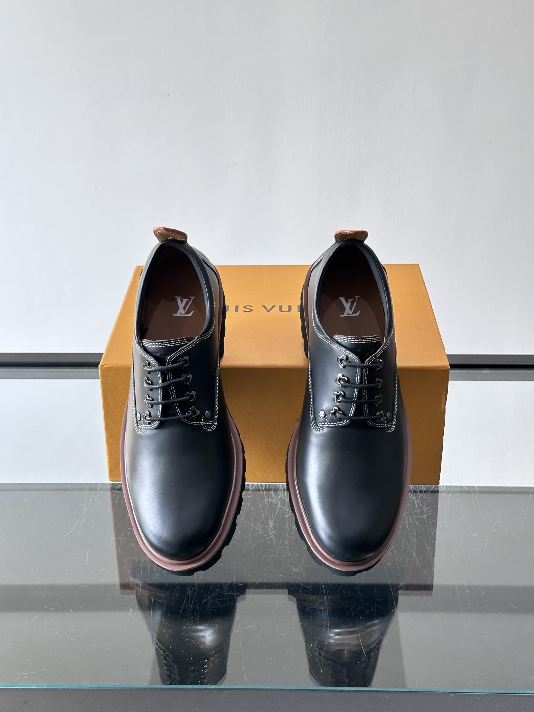 LV moments新款乐福鞋，选用优质皮革，鞋面光滑细腻，白色缝线点缀，精致感满满✨。厚橡胶鞋底+防滑