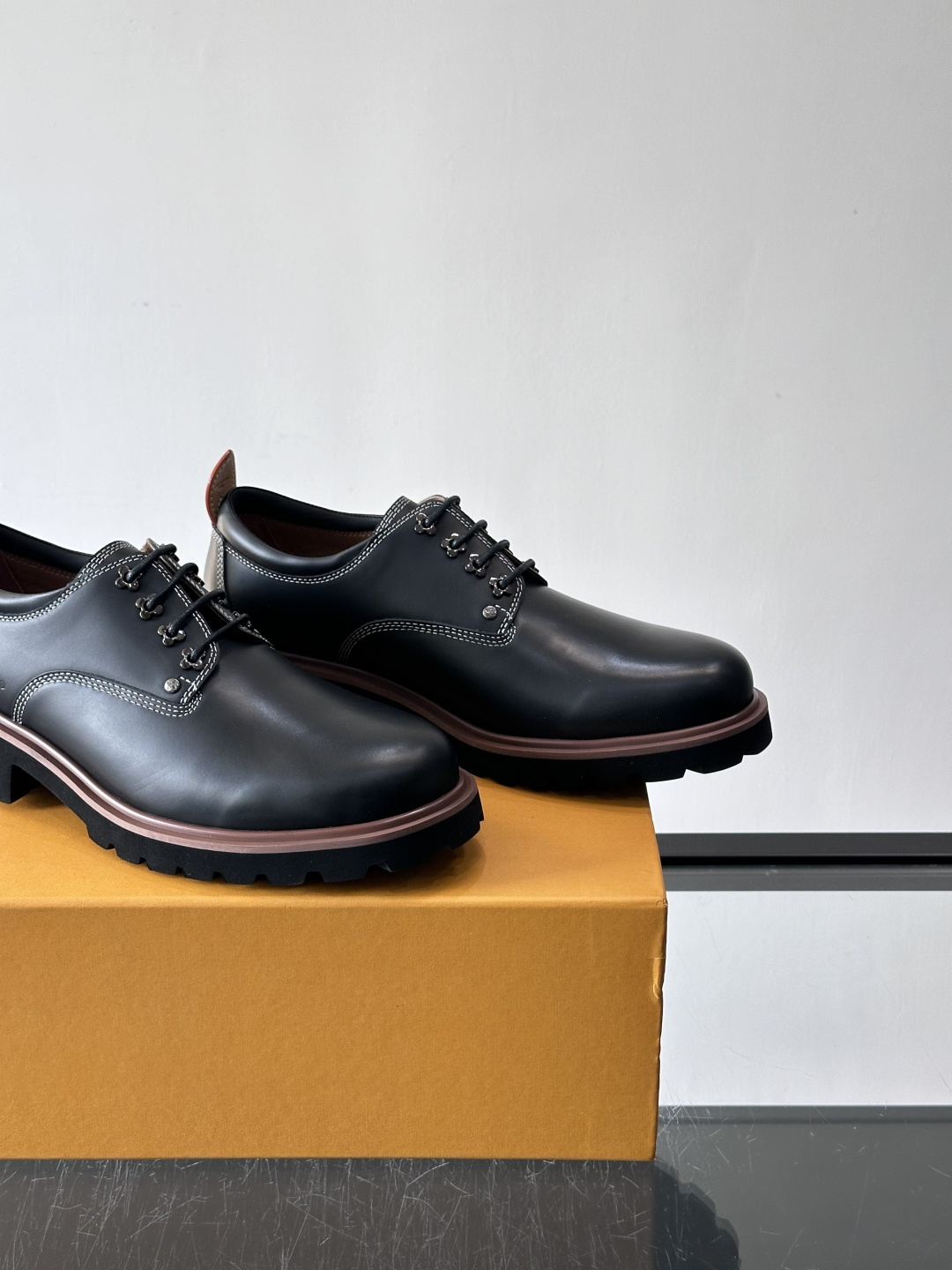 LV moments新款乐福鞋，选用优质皮革，鞋面光滑细腻，白色缝线点缀，精致感满满✨。厚橡胶鞋底+防滑