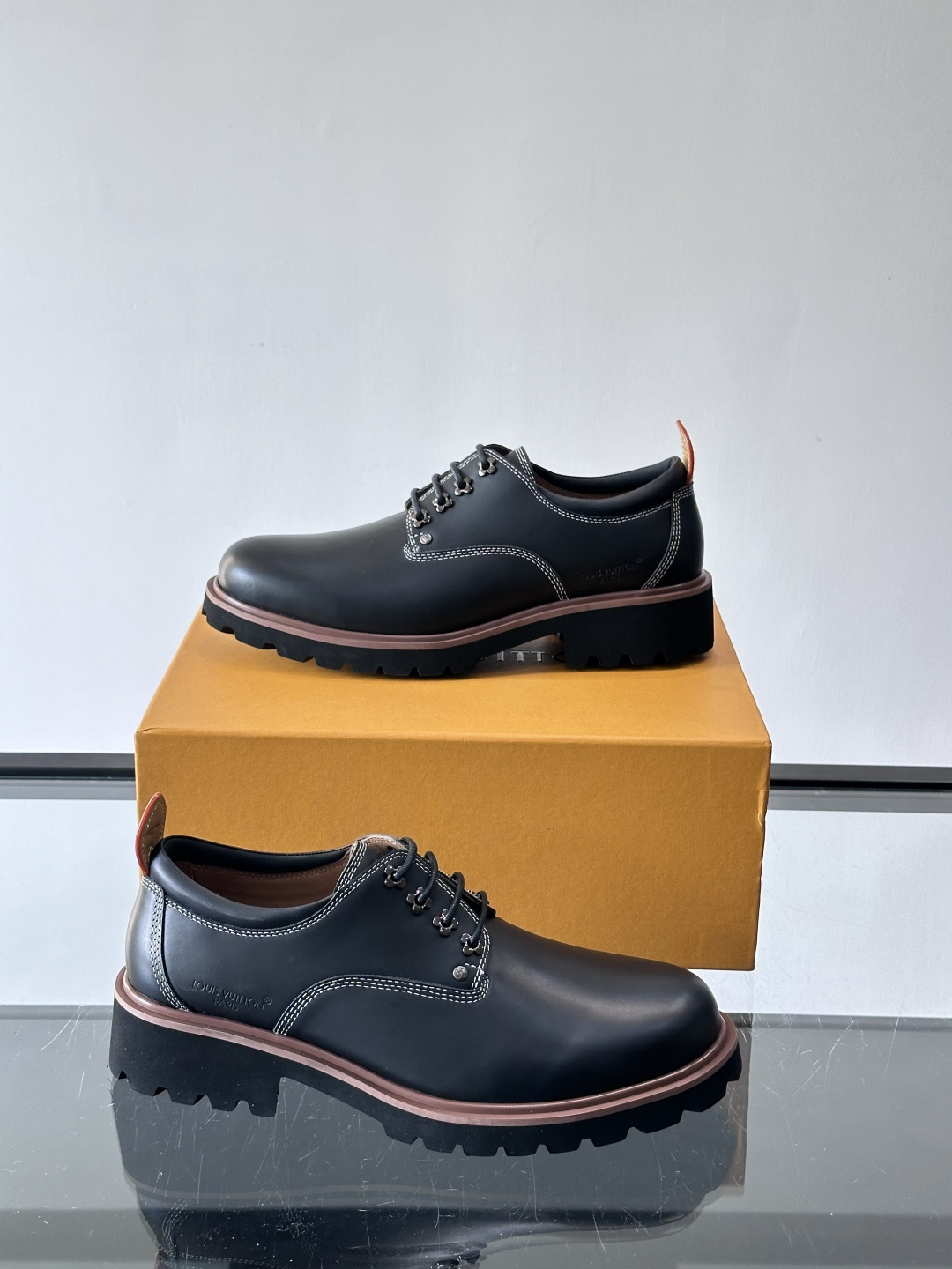 LV moments新款乐福鞋，选用优质皮革，鞋面光滑细腻，白色缝线点缀，精致感满满✨。厚橡胶鞋底+防滑