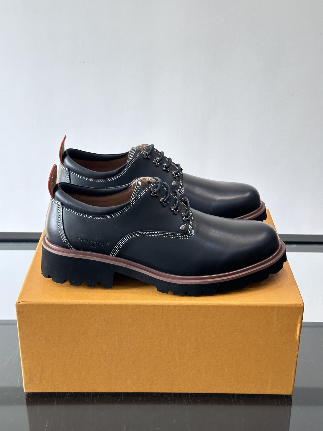 LV moments新款乐福鞋，选用优质皮革，鞋面光滑细腻，白色缝线点缀，精致感满满✨。厚橡胶鞋底+防滑