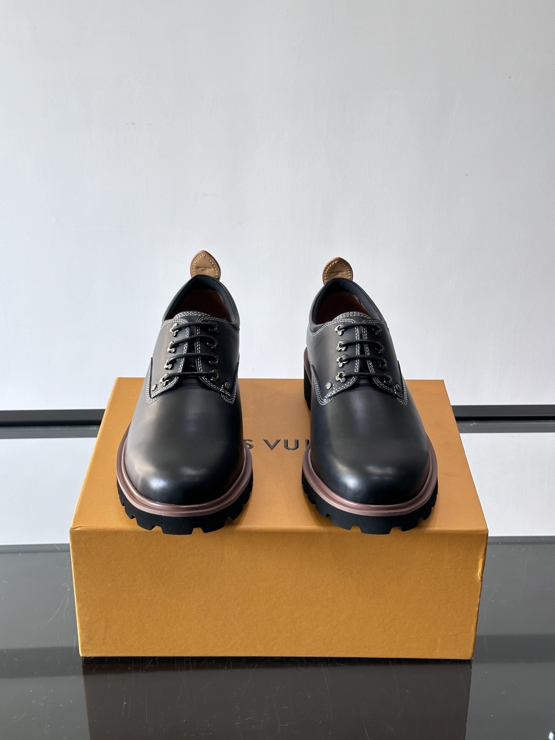 LV moments新款乐福鞋，选用优质皮革，鞋面光滑细腻，白色缝线点缀，精致感满满✨。厚橡胶鞋底+防滑