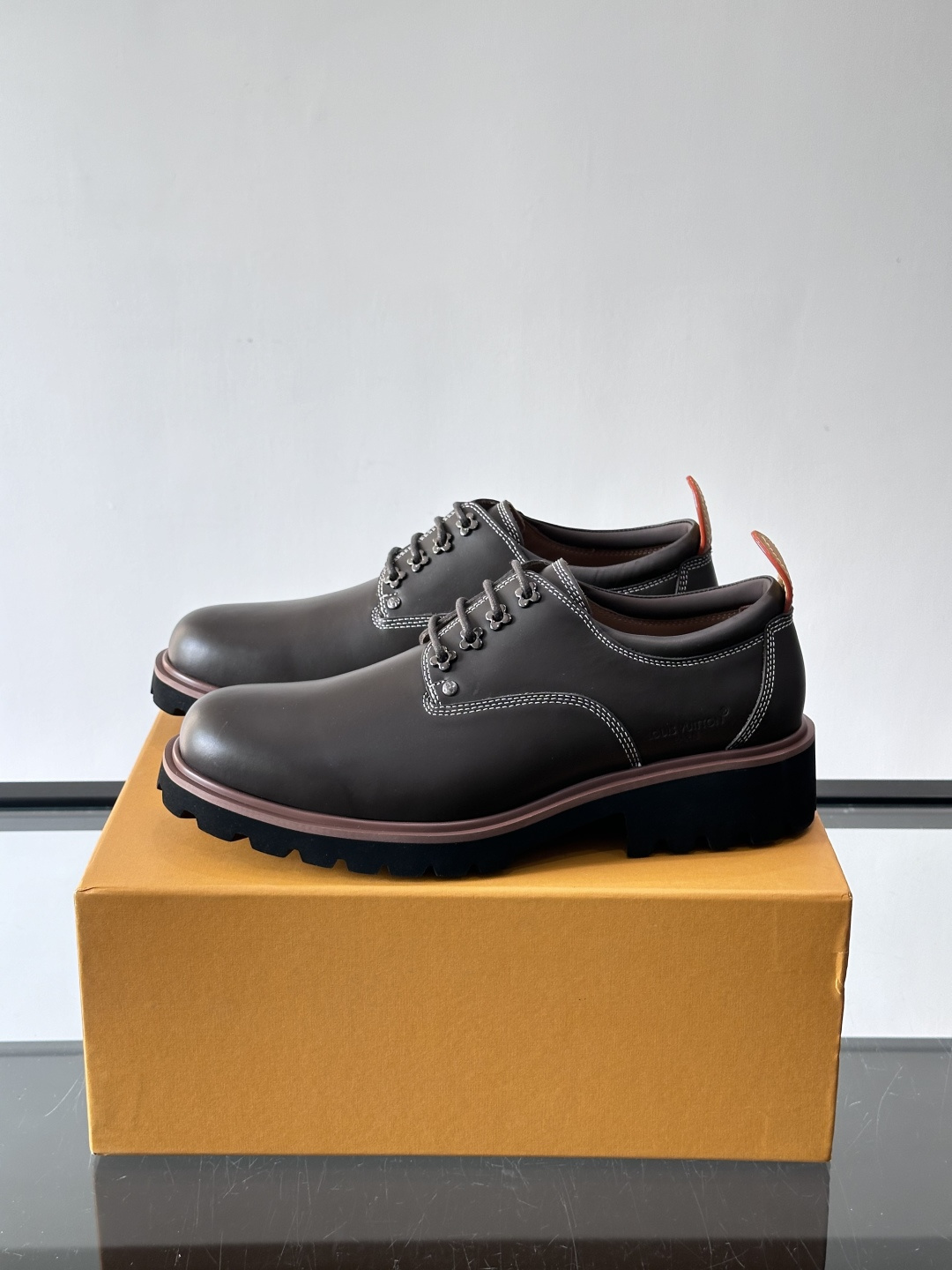 LV moments新款乐福鞋，选用优质皮革，鞋面光滑细腻，白色缝线点缀，精致感满满✨。厚橡胶鞋底+防滑