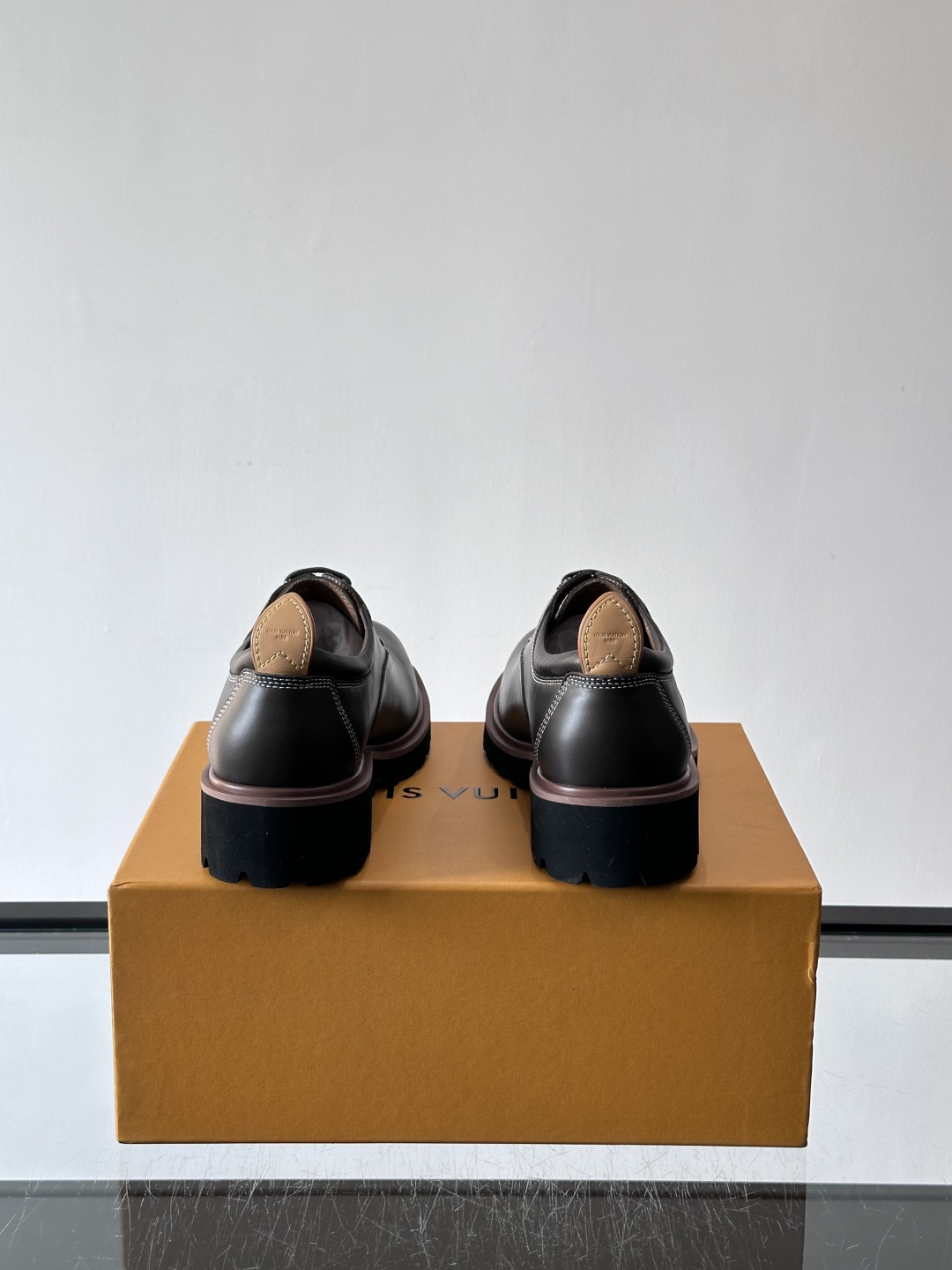 LV moments新款乐福鞋，选用优质皮革，鞋面光滑细腻，白色缝线点缀，精致感满满✨。厚橡胶鞋底+防滑