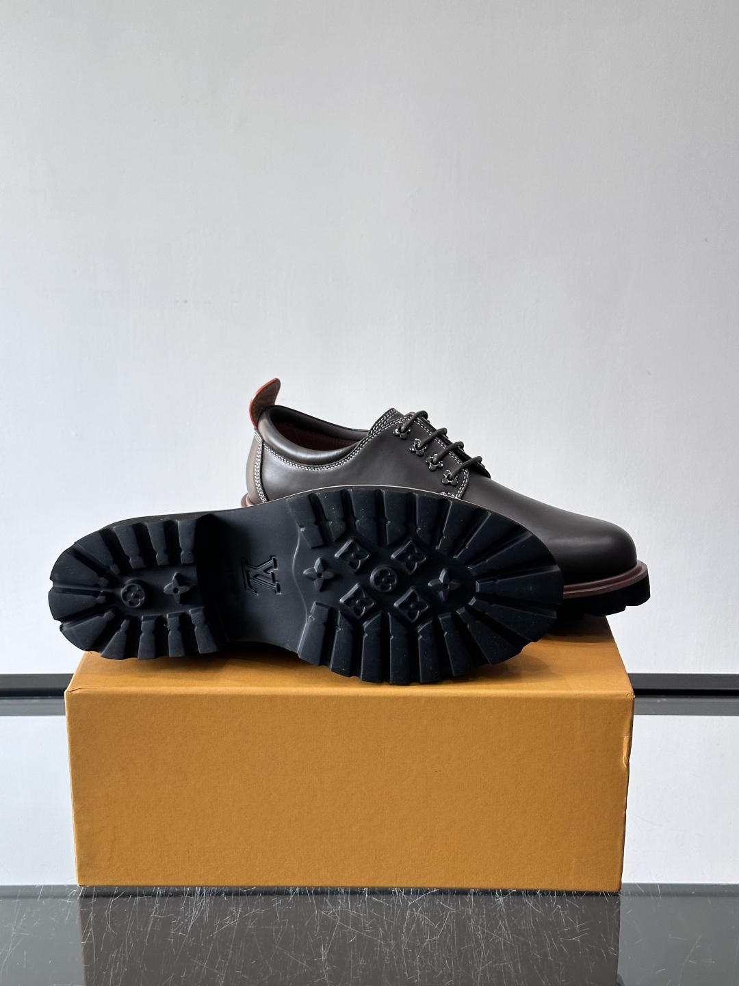 LV moments新款乐福鞋，选用优质皮革，鞋面光滑细腻，白色缝线点缀，精致感满满✨。厚橡胶鞋底+防滑