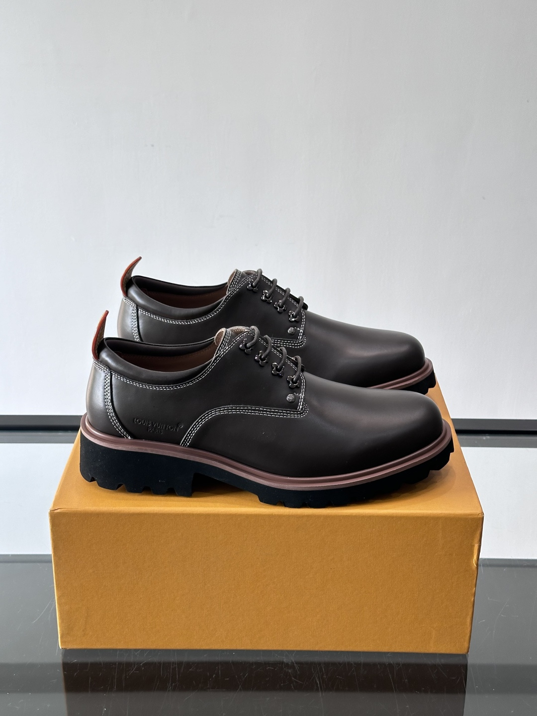 LV moments新款乐福鞋，选用优质皮革，鞋面光滑细腻，白色缝线点缀，精致感满满✨。厚橡胶鞋底+防滑