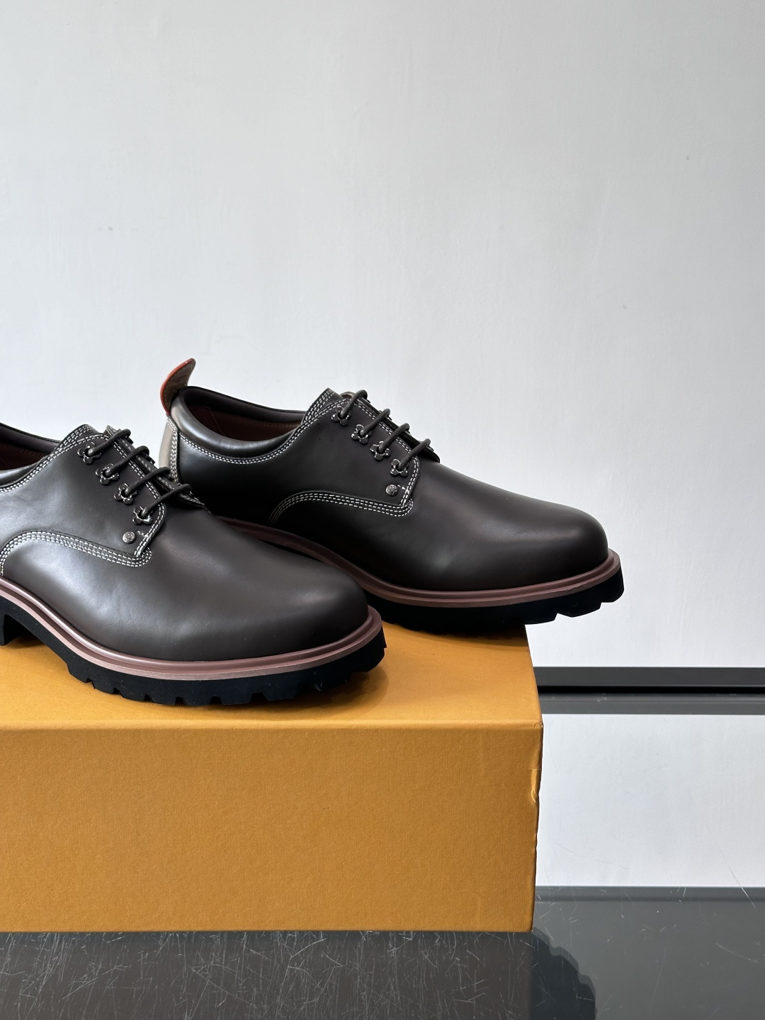 LV moments新款乐福鞋，选用优质皮革，鞋面光滑细腻，白色缝线点缀，精致感满满✨。厚橡胶鞋底+防滑