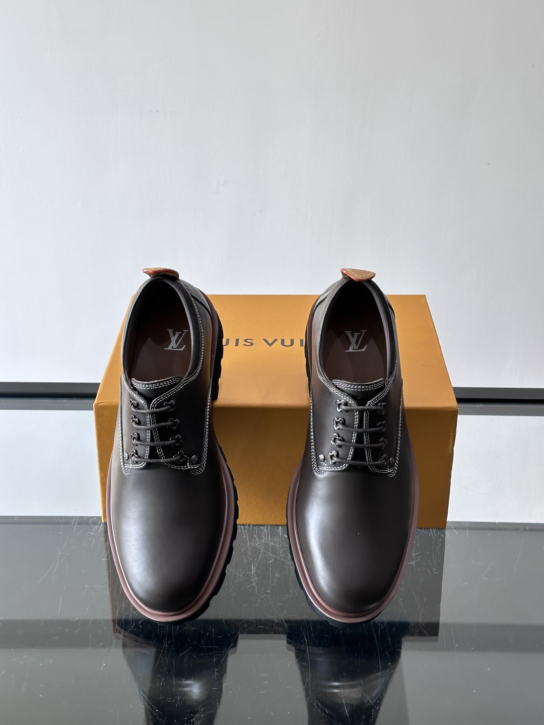 LV moments新款乐福鞋，选用优质皮革，鞋面光滑细腻，白色缝线点缀，精致感满满✨。厚橡胶鞋底+防滑