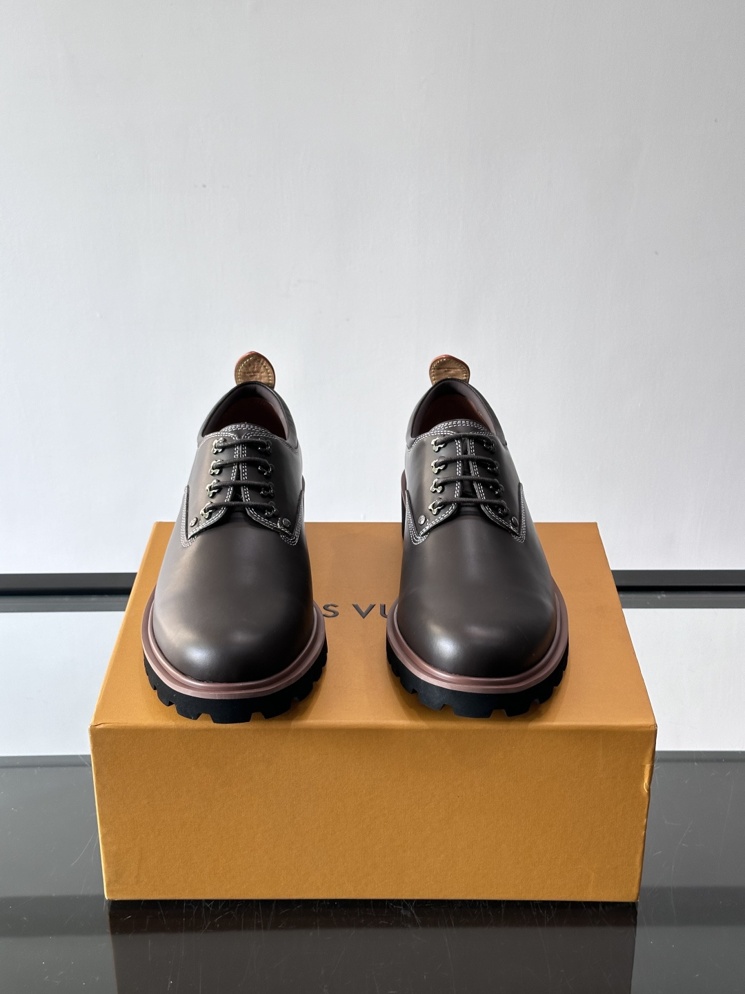 LV moments新款乐福鞋，选用优质皮革，鞋面光滑细腻，白色缝线点缀，精致感满满✨。厚橡胶鞋底+防滑