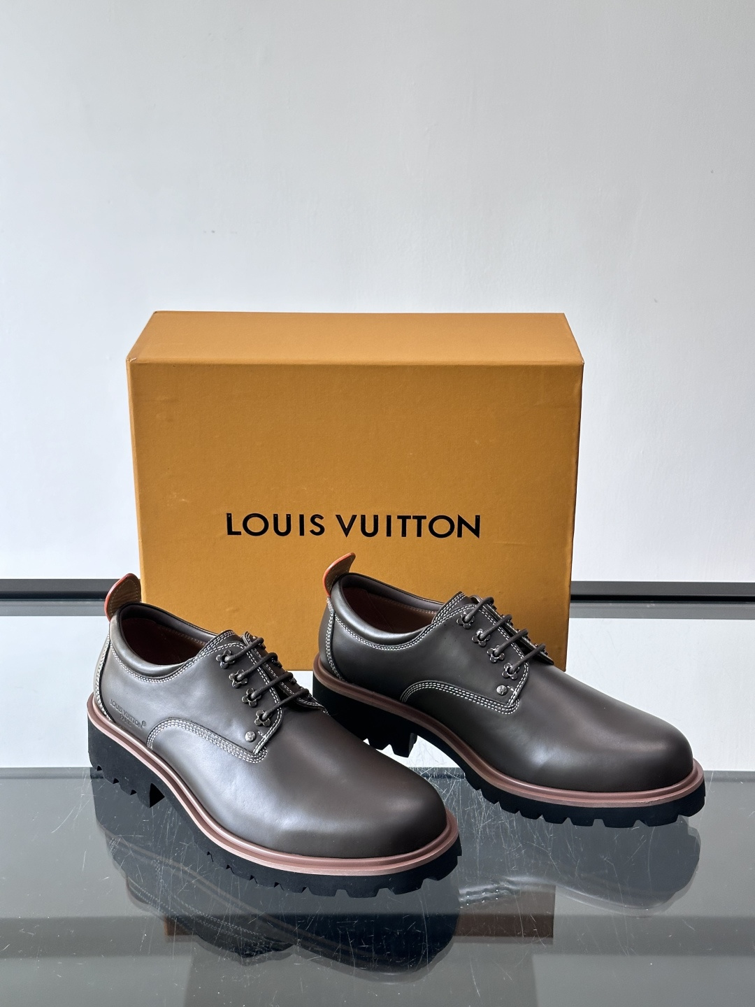 LV moments新款乐福鞋，选用优质皮革，鞋面光滑细腻，白色缝线点缀，精致感满满✨。厚橡胶鞋底+防滑