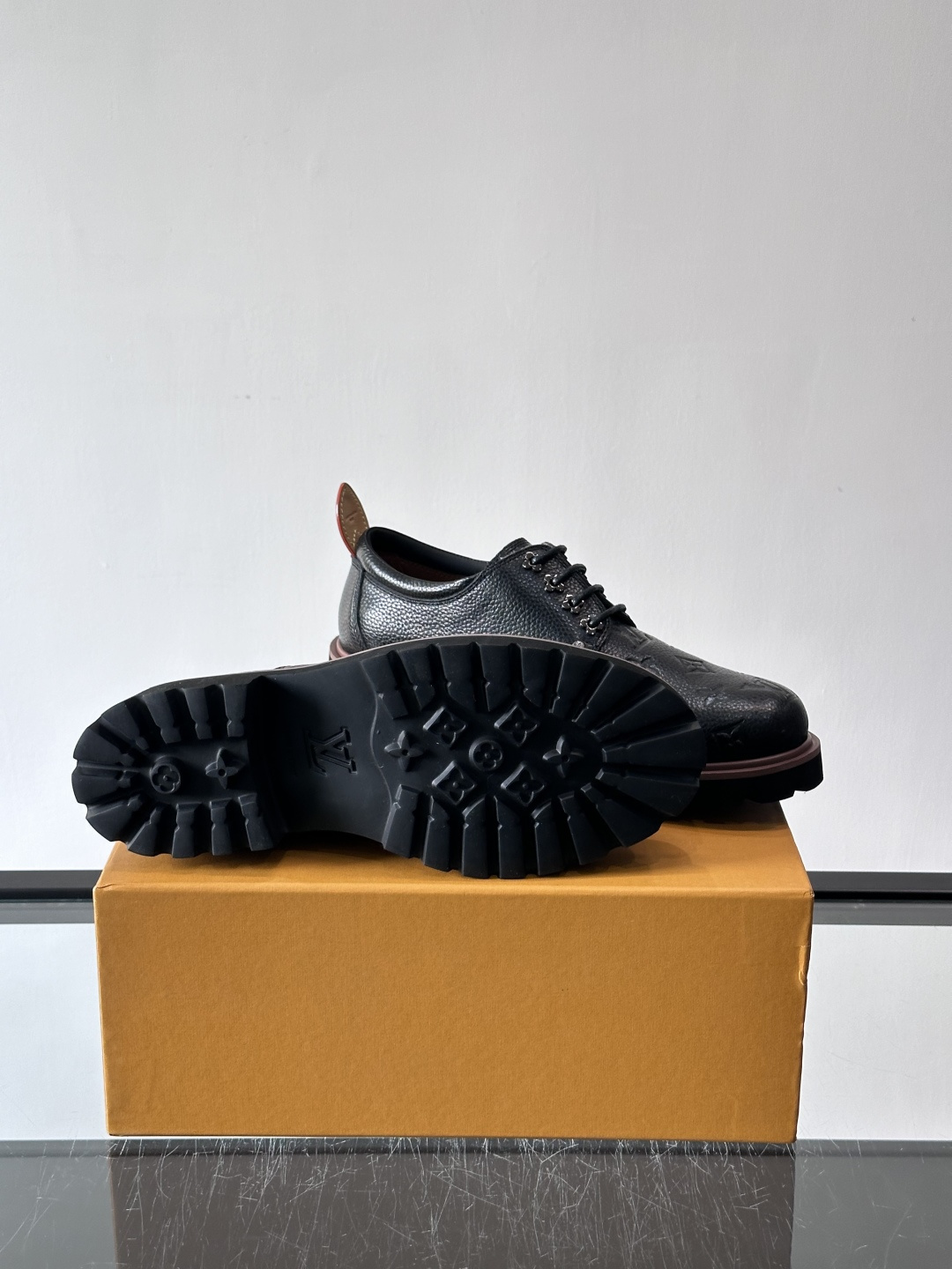 LV moments新款乐福鞋，选用优质皮革，鞋面光滑细腻，白色缝线点缀，精致感满满✨。厚橡胶鞋底+防滑