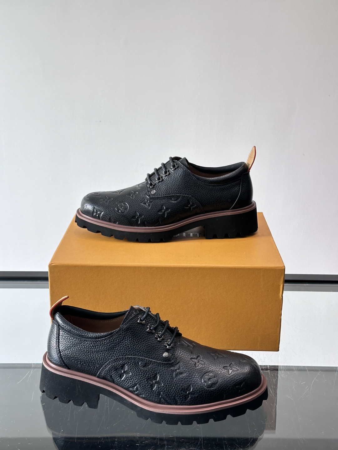 LV moments新款乐福鞋，选用优质皮革，鞋面光滑细腻，白色缝线点缀，精致感满满✨。厚橡胶鞋底+防滑