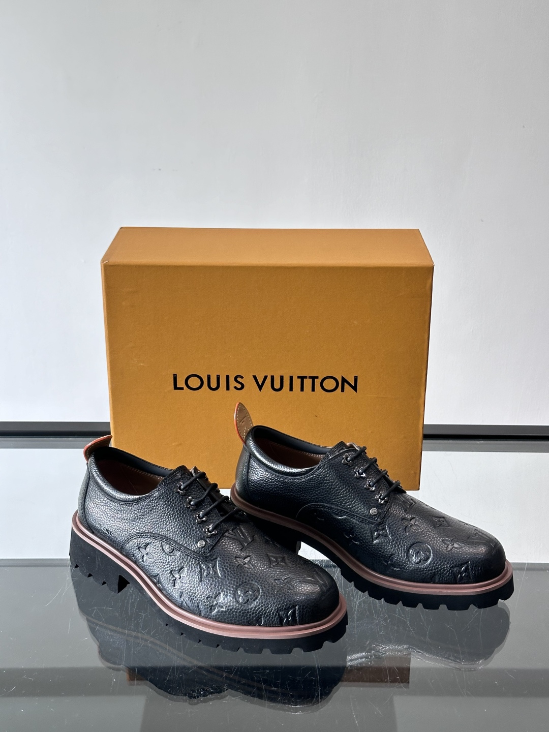 LV moments新款乐福鞋，选用优质皮革，鞋面光滑细腻，白色缝线点缀，精致感满满✨。厚橡胶鞋底+防滑