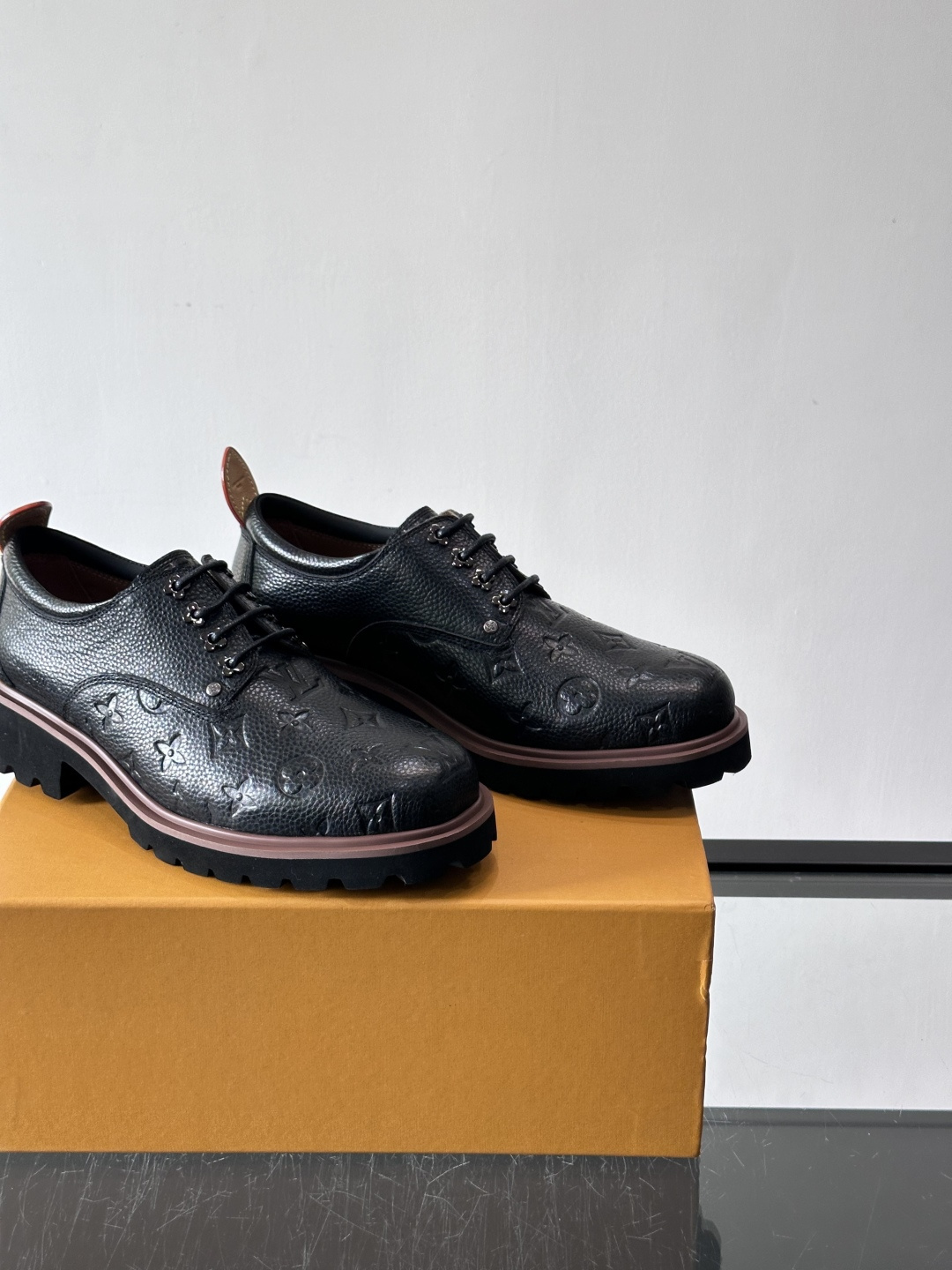 LV moments新款乐福鞋，选用优质皮革，鞋面光滑细腻，白色缝线点缀，精致感满满✨。厚橡胶鞋底+防滑