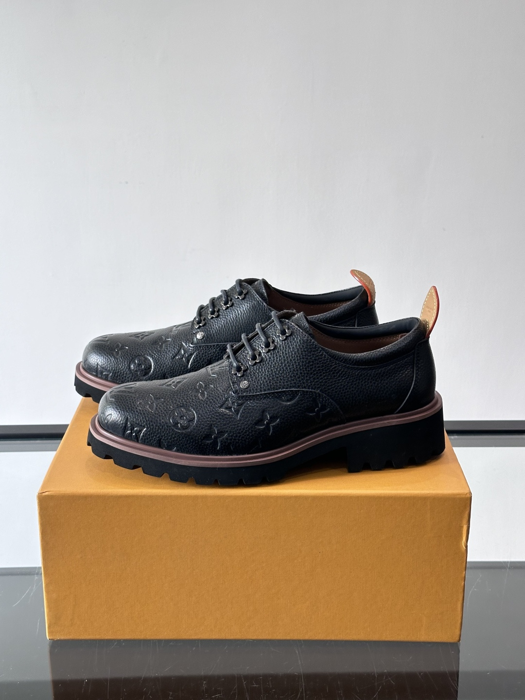 LV moments新款乐福鞋，选用优质皮革，鞋面光滑细腻，白色缝线点缀，精致感满满✨。厚橡胶鞋底+防滑